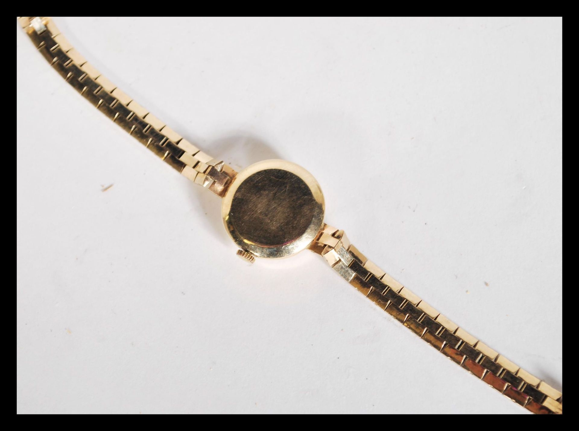 A hallmarked 9ct gold ladies Omega cocktail watch set to a 9ct gold watch bracelet. Champagne dial - Bild 4 aus 5