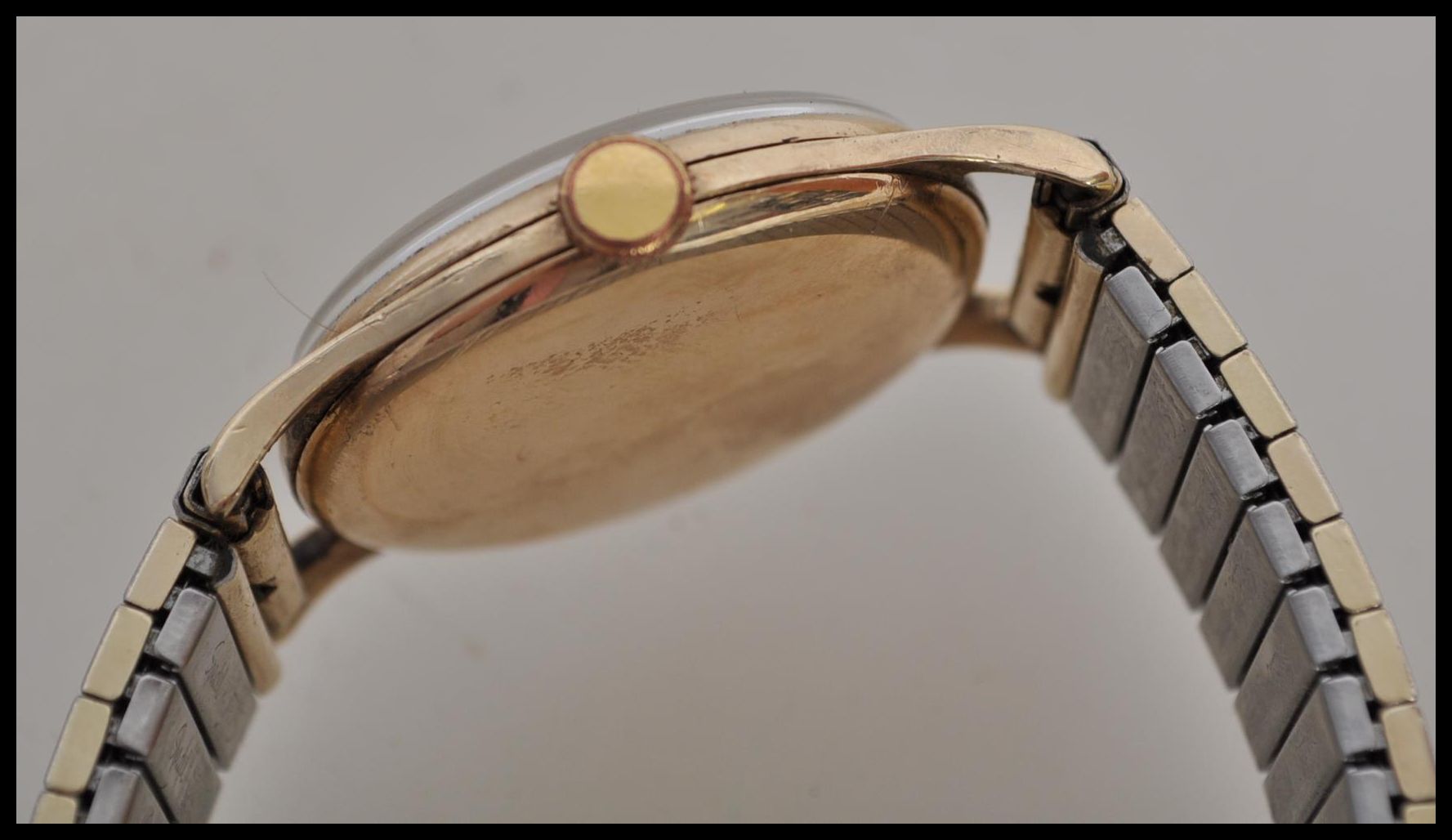 A vintage 20th century hallmarked 9ct gold Omega watch. The movement signed Omega within a 9ct - Image 3 of 6
