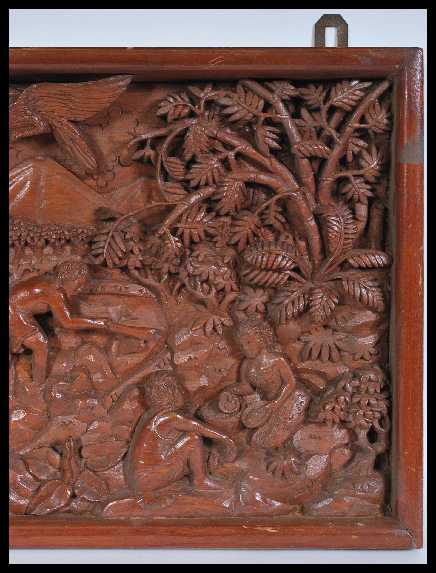 An early 20th century large carved wooden plaque depicting men at work amongst trees with children - Bild 4 aus 5