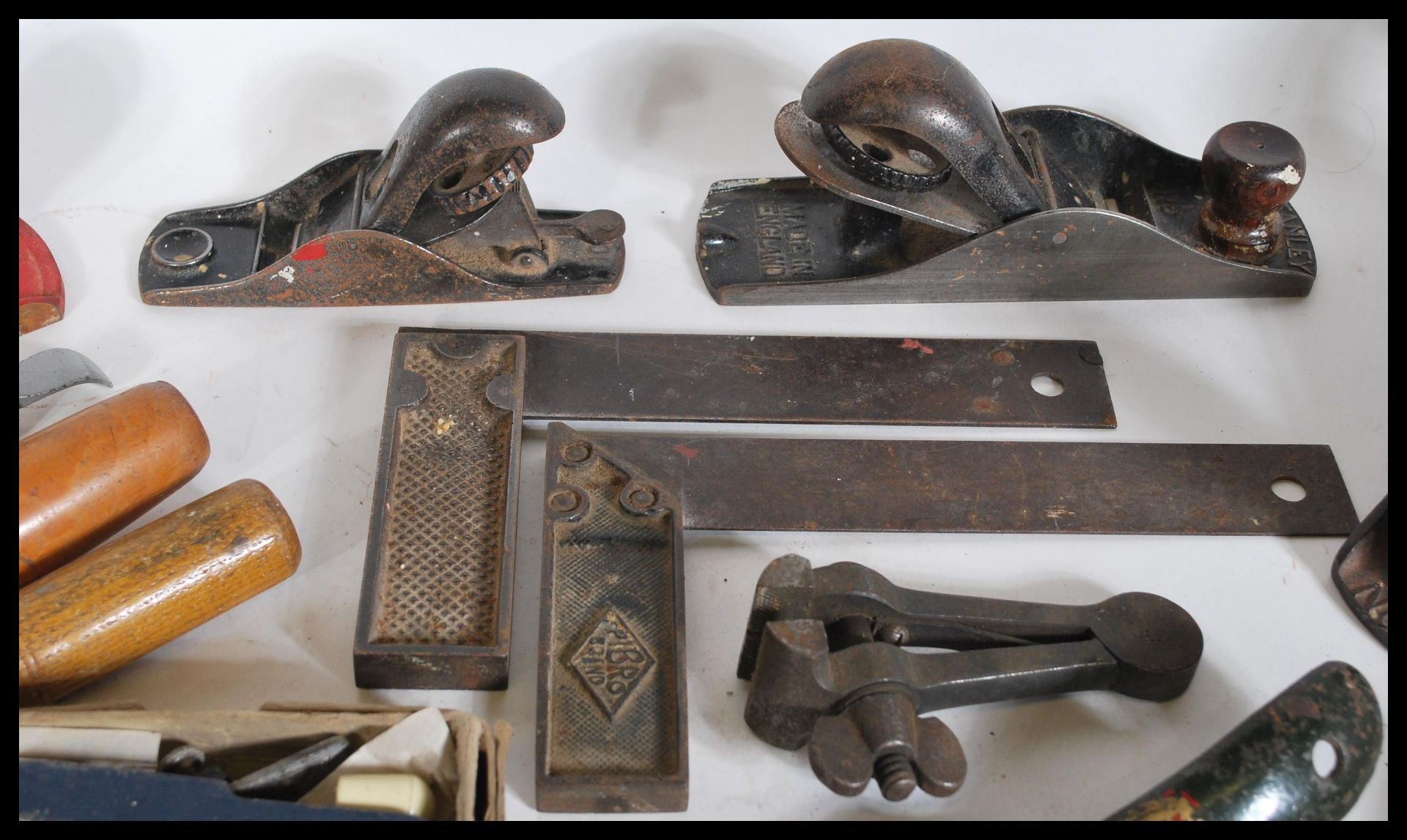 A collection of vintage 20th Century woodworking tools to include planes Acorn, Stanley, Chistles - Bild 3 aus 5