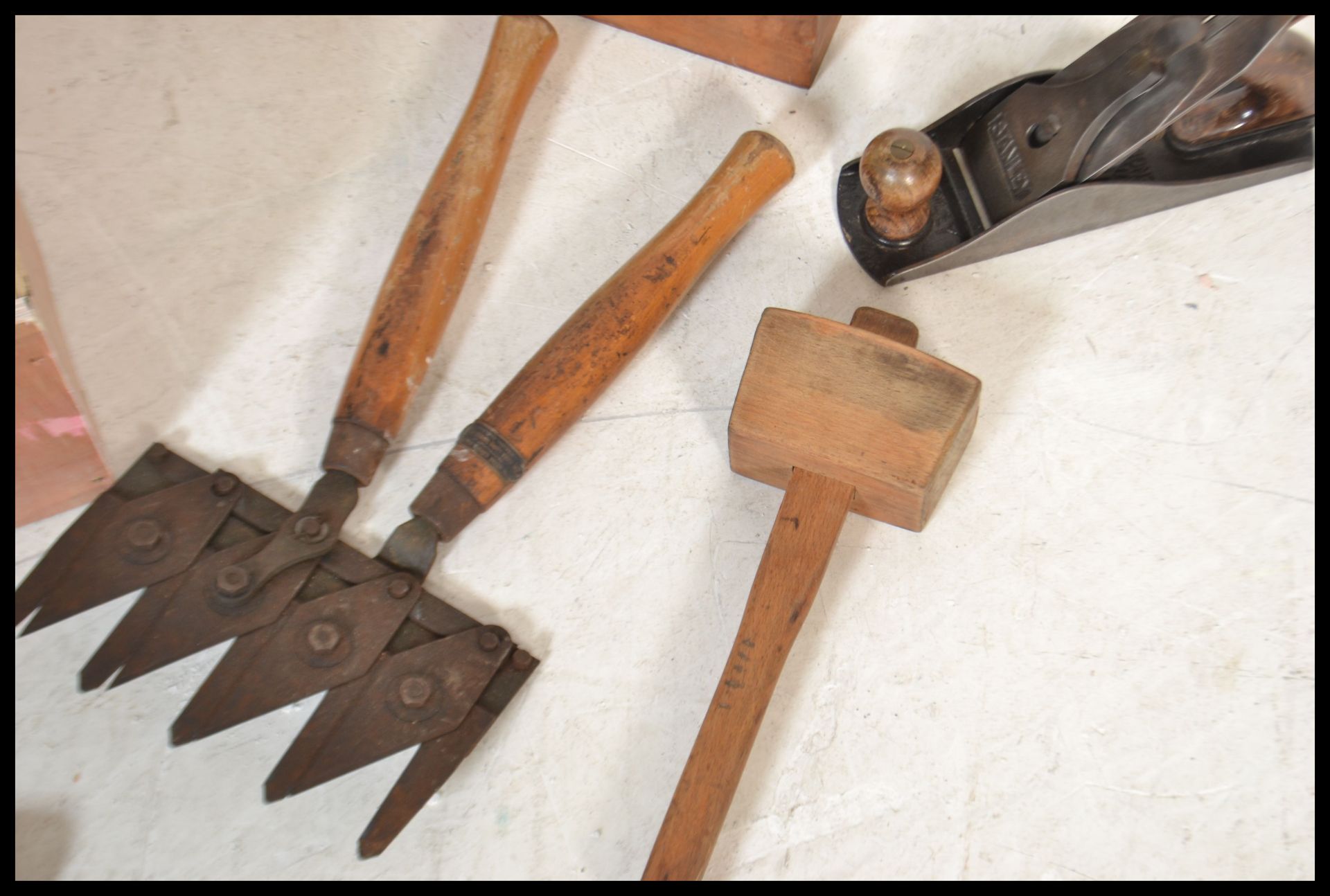 A selection of vintage 20th Century tools to include a pair of Astor lawn shears, a Stanley plane, a - Bild 8 aus 12