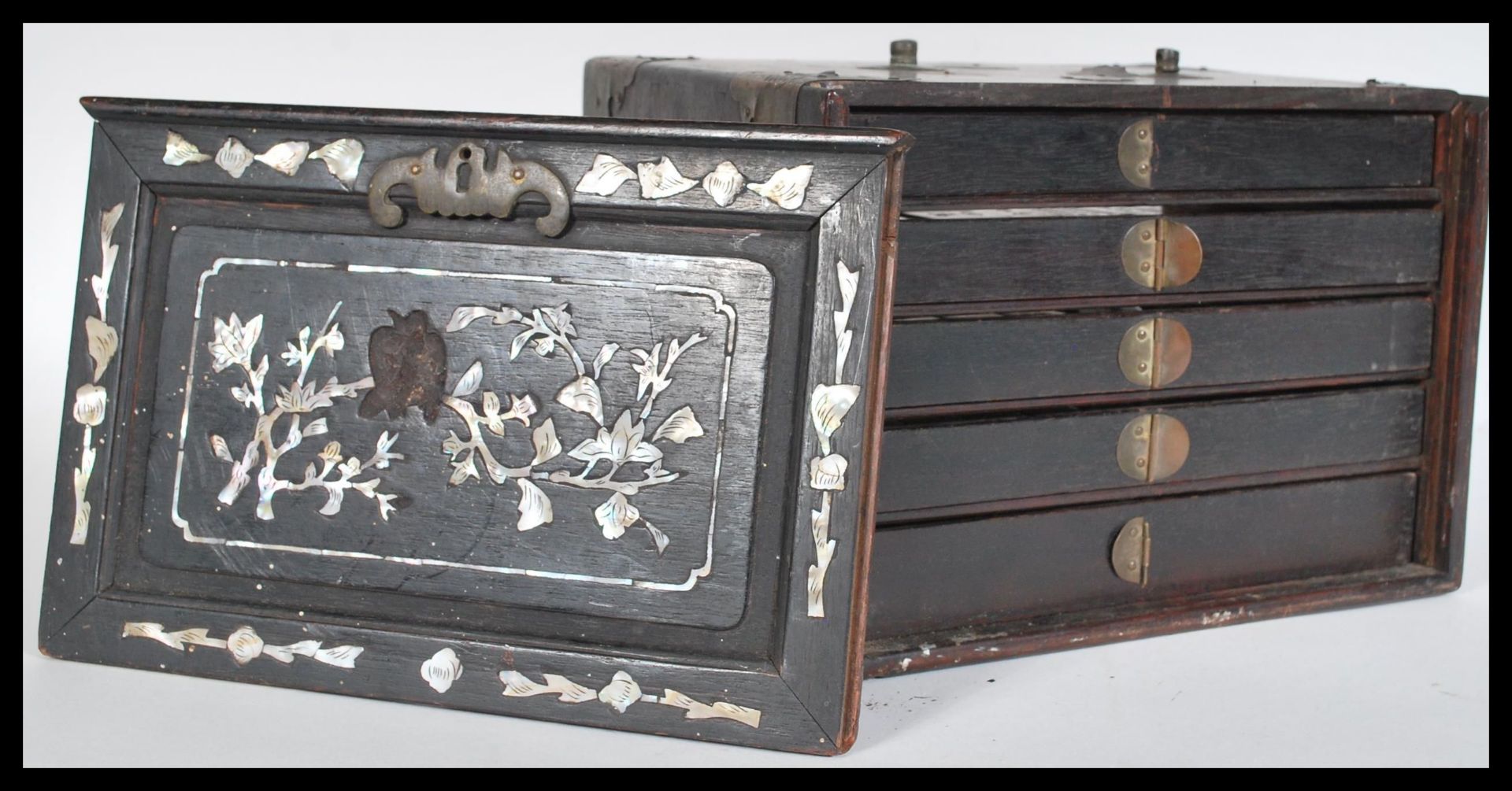 An early 20th Century Chinese Mahjong game set complete in lacquered box with drawers and lift up - Bild 2 aus 9