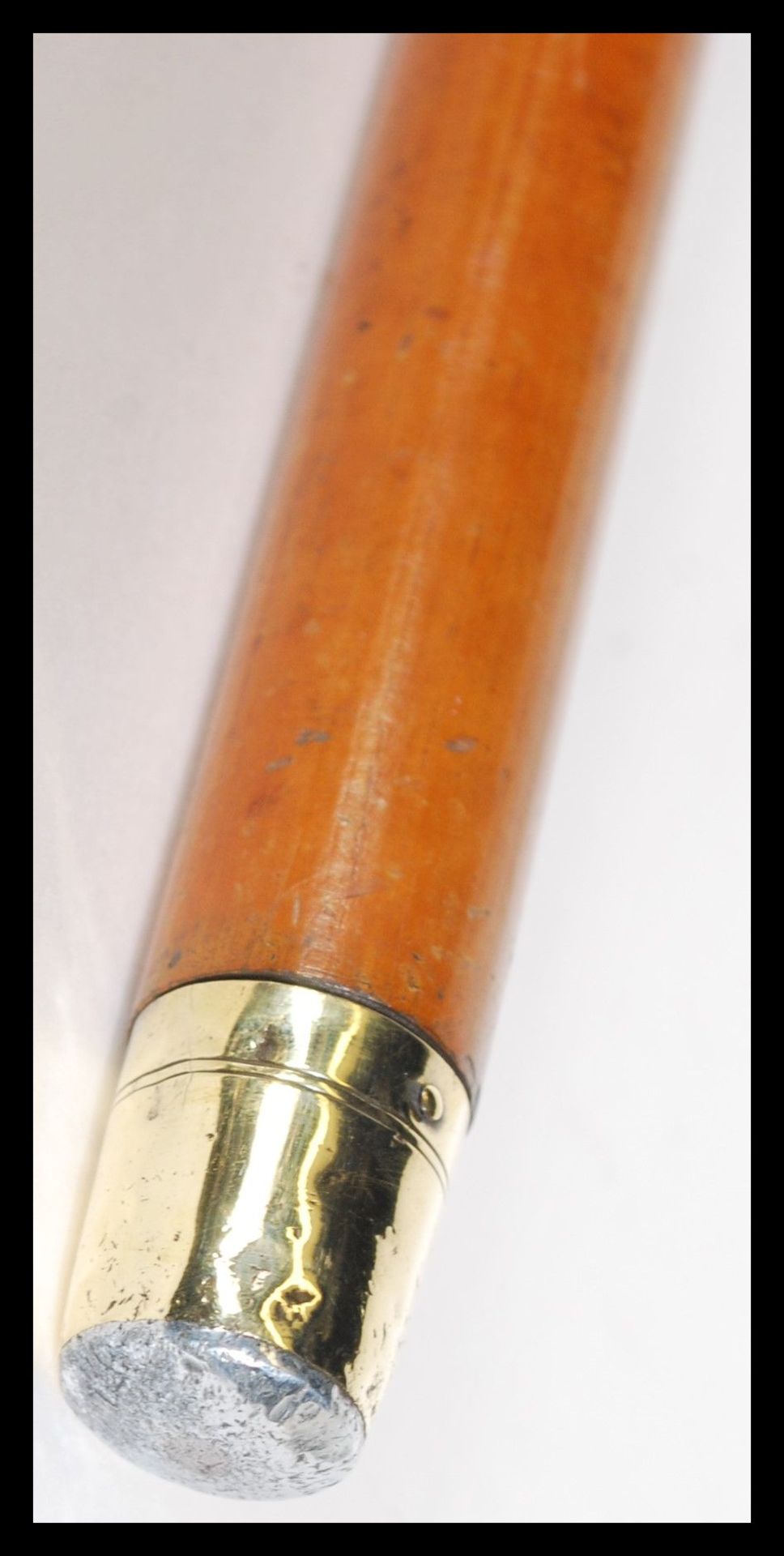 A malacca walking stick having a brass hooked handle having embossed floral detailing. Measures - Bild 5 aus 5