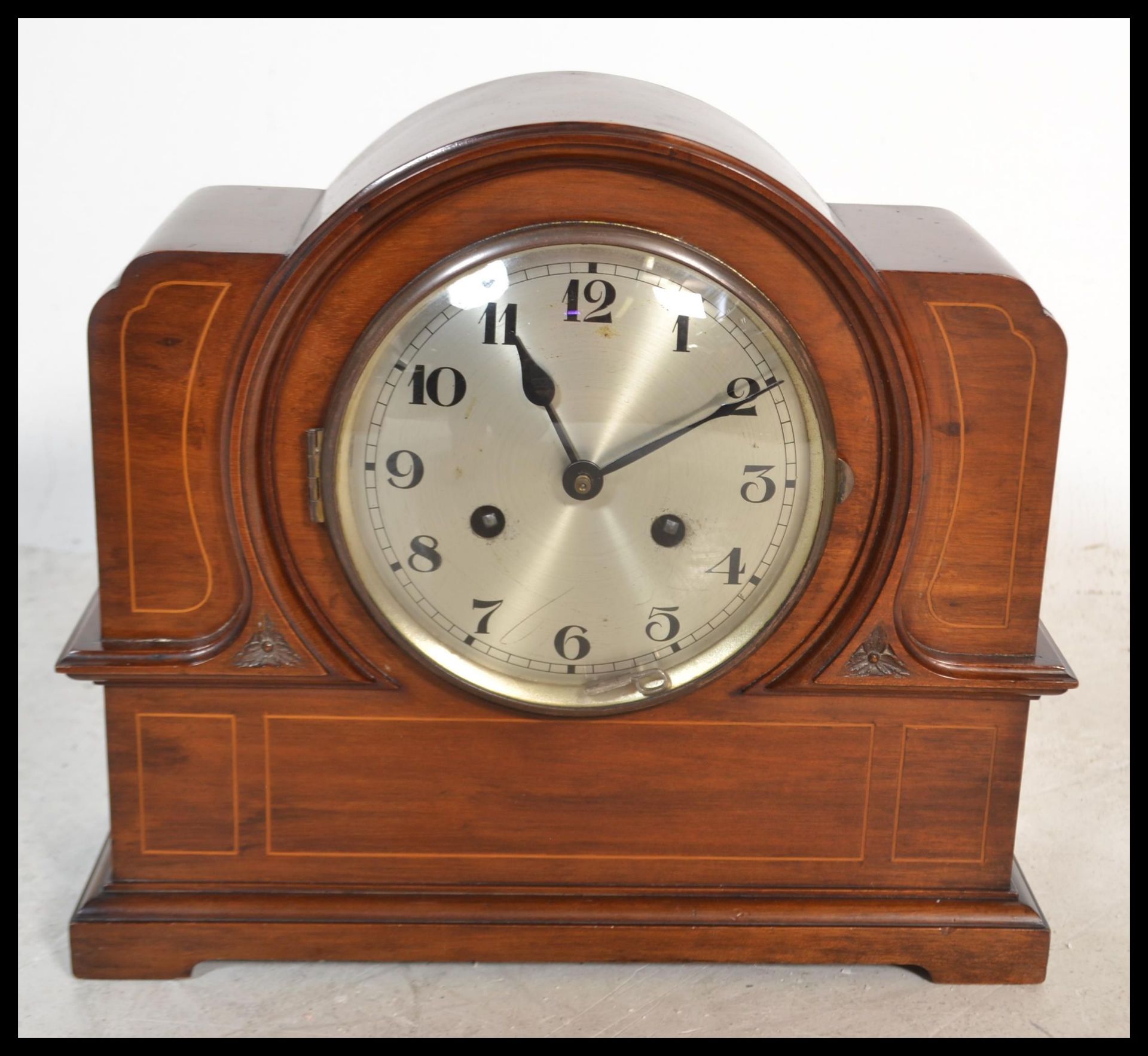 An early 20th Edwardian mahogany inlaid mantel clock having a domed top with inlaid satin wood - Bild 4 aus 8