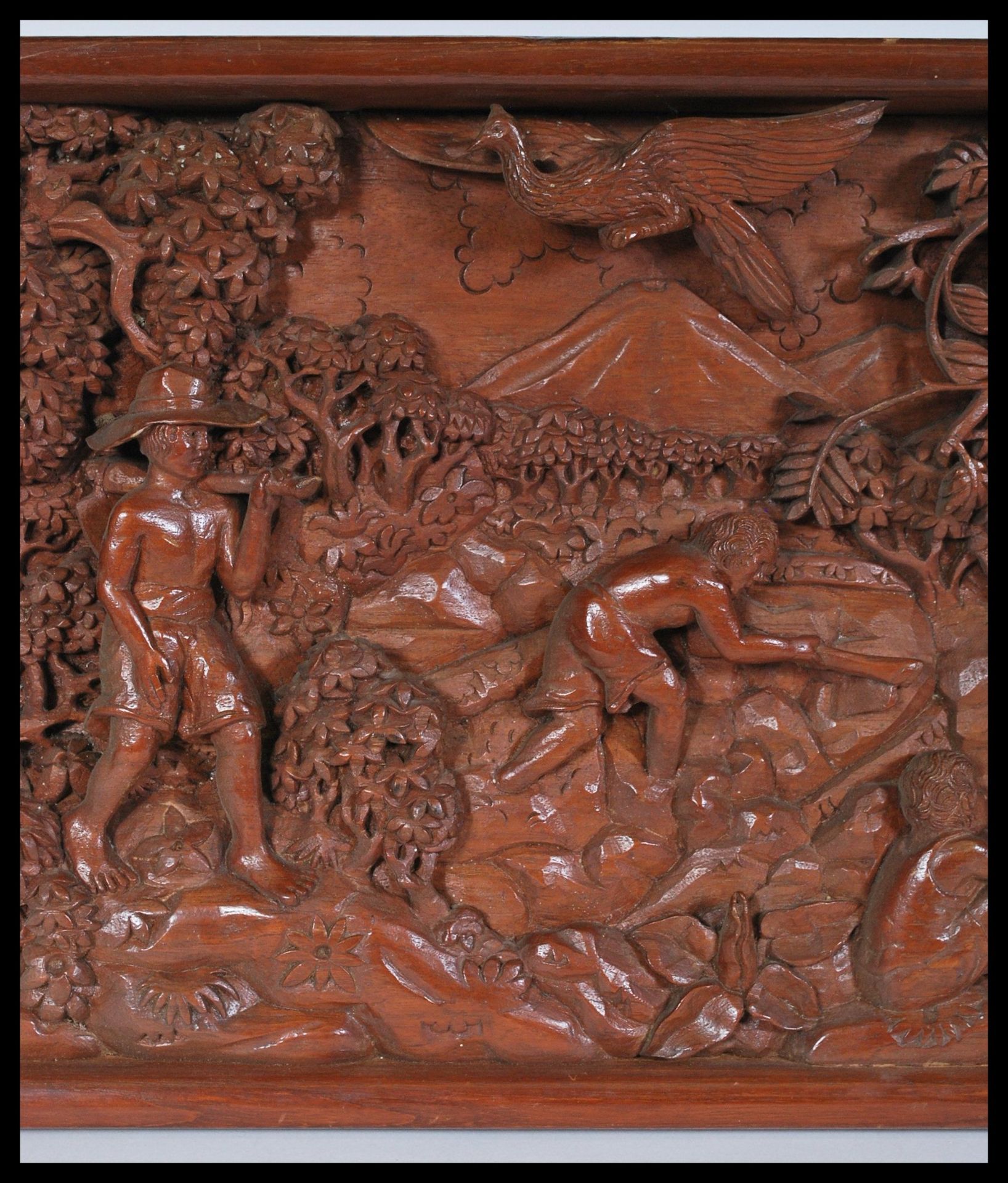 An early 20th century large carved wooden plaque depicting men at work amongst trees with children - Bild 3 aus 5