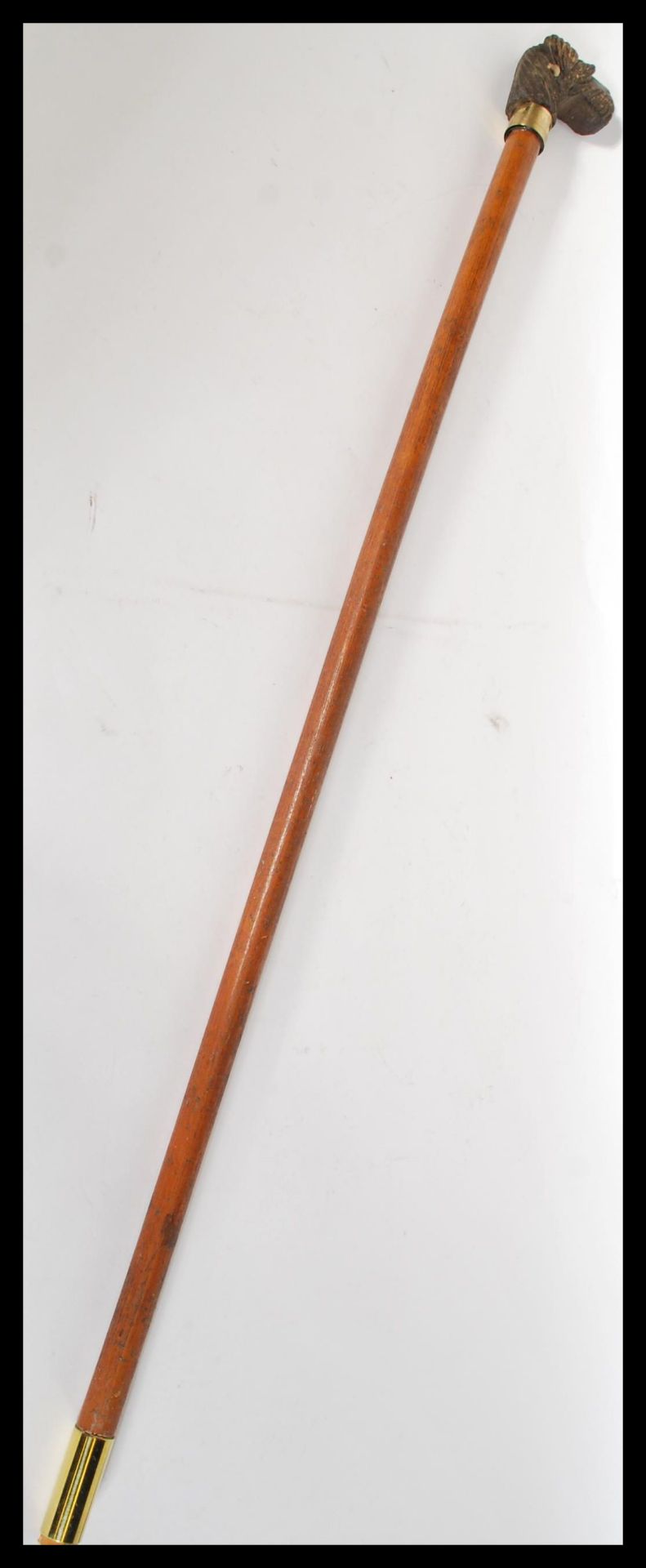 A malacca walking stick having a carved wooden dogs head knop / handle to the top with glass eyes. - Bild 5 aus 5