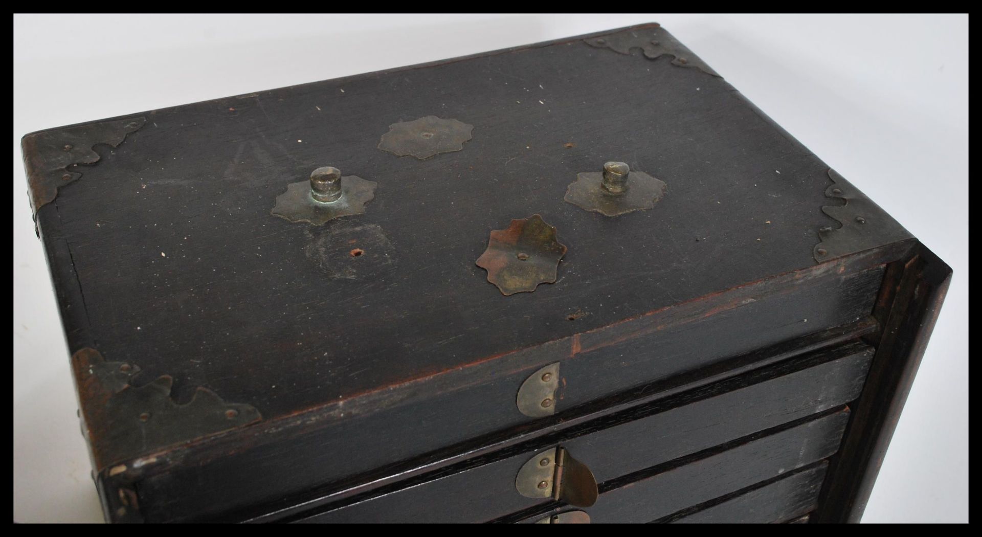 An early 20th Century Chinese Mahjong game set complete in lacquered box with drawers and lift up - Bild 3 aus 9