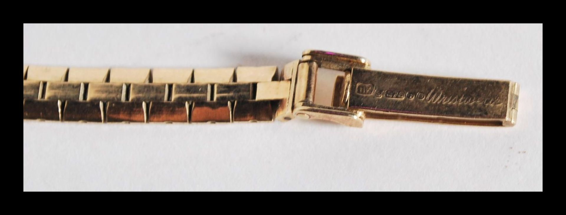 A hallmarked 9ct gold ladies Omega cocktail watch set to a 9ct gold watch bracelet. Champagne dial - Bild 5 aus 5