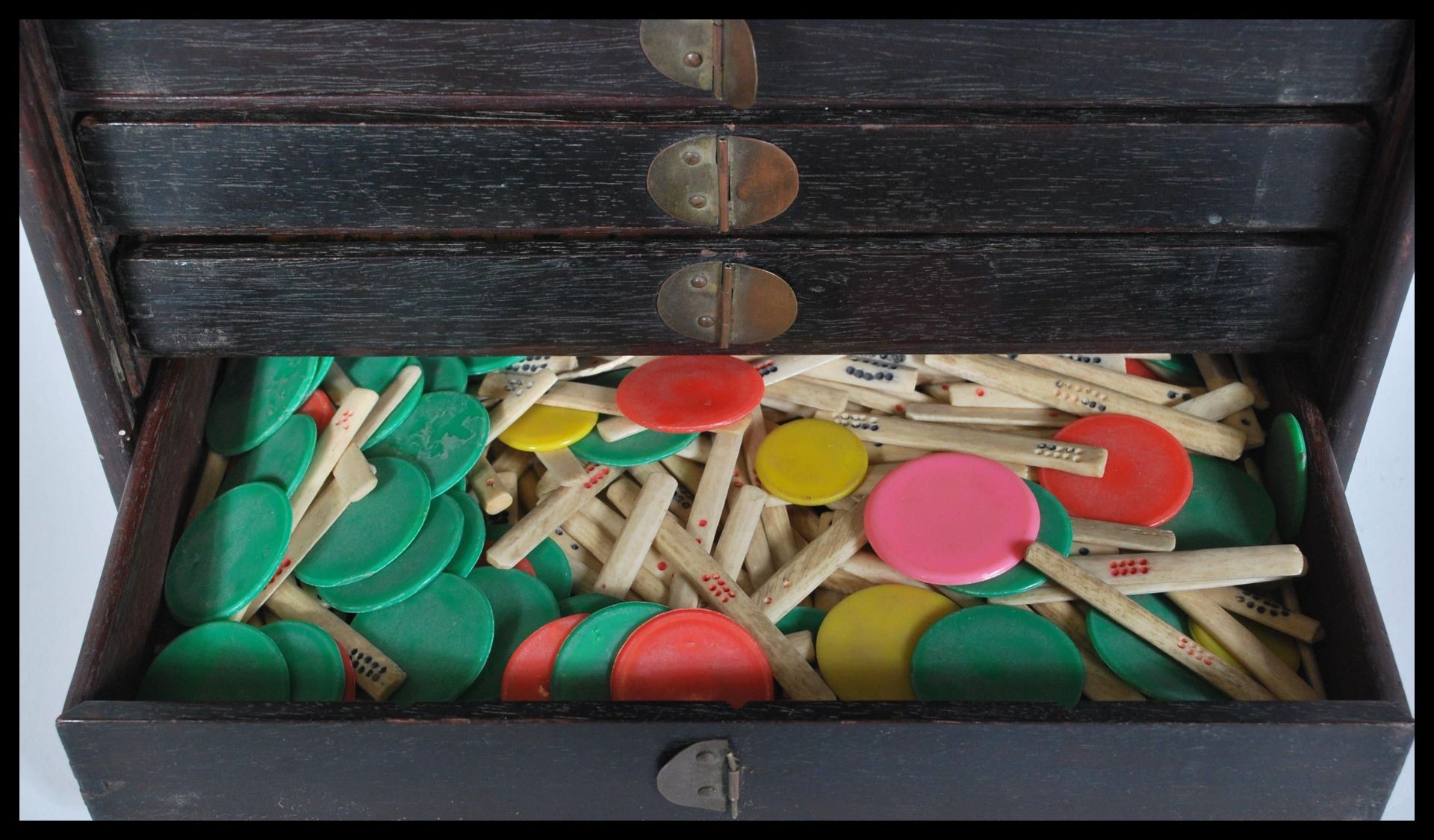 An early 20th Century Chinese Mahjong game set complete in lacquered box with drawers and lift up - Bild 4 aus 9