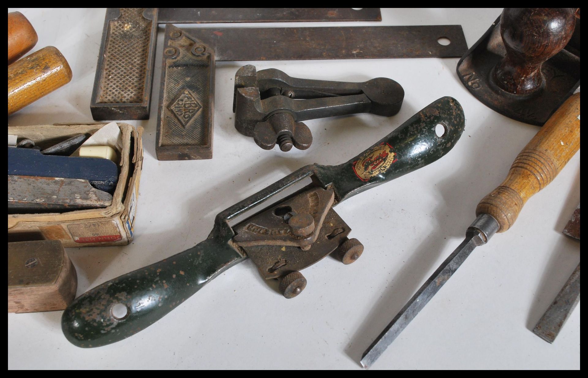 A collection of vintage 20th Century woodworking tools to include planes Acorn, Stanley, Chistles - Bild 5 aus 5