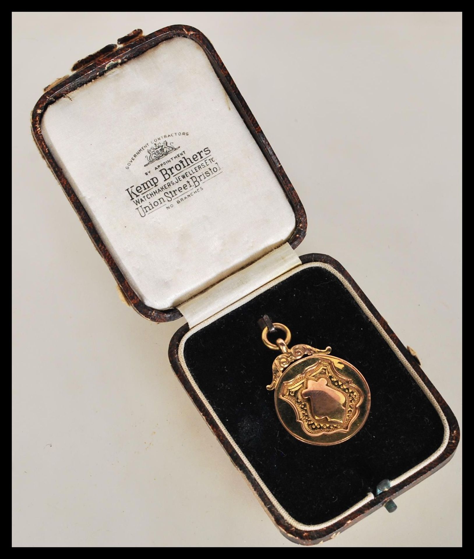 An early 20th Century hallmarked 9ct gold armoril pocket watch chain fob pendant. Weighs 6.1 - Bild 3 aus 3