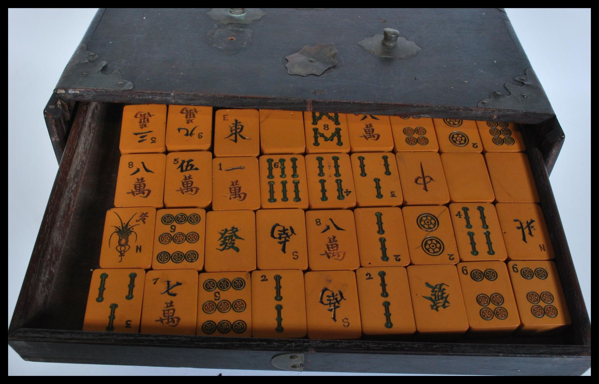 An early 20th Century Chinese Mahjong game set complete in lacquered box with drawers and lift up - Bild 8 aus 9