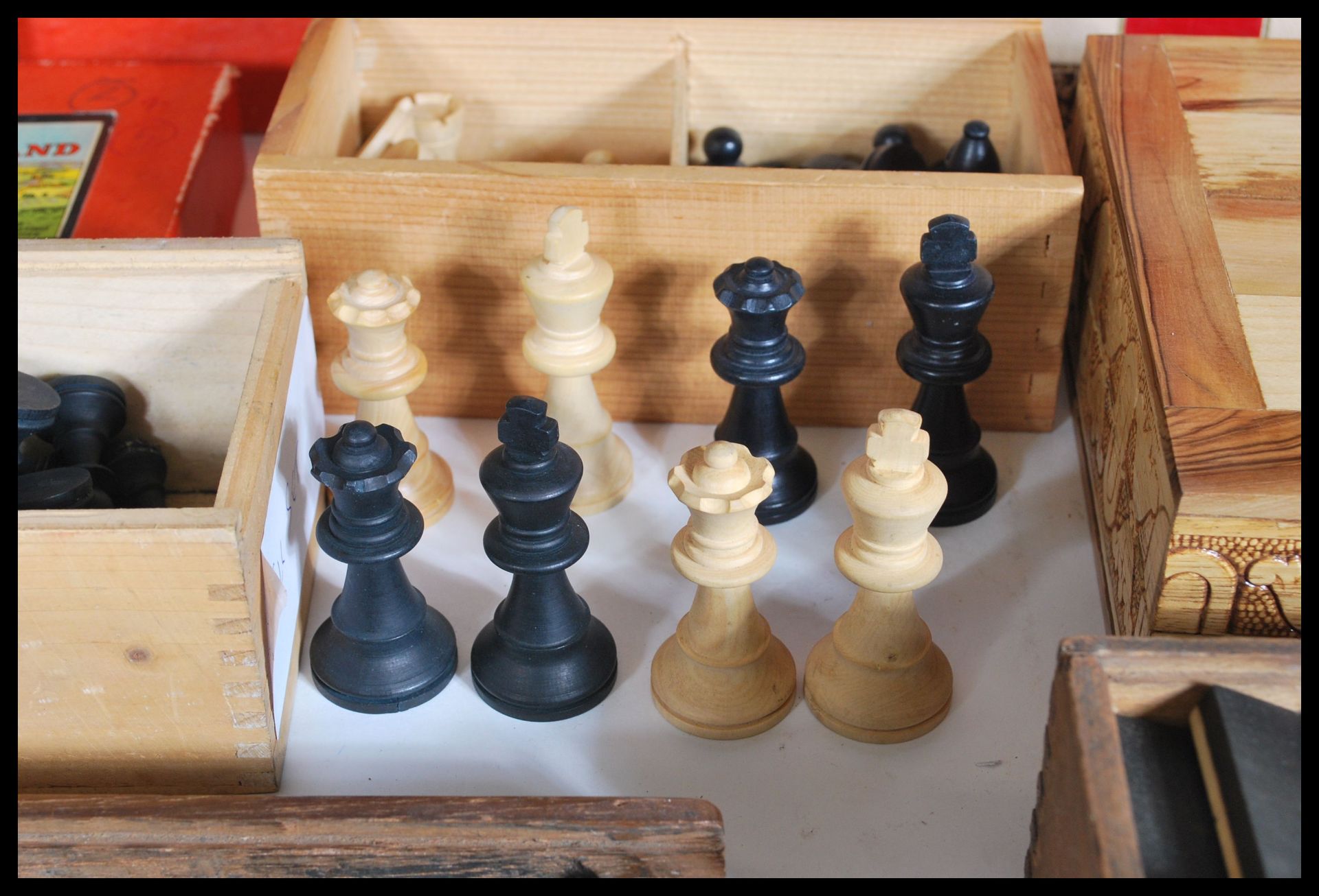 A compendium of vintage 20th Century chess pieces and draught sets, many cased sets with boards - Bild 4 aus 6