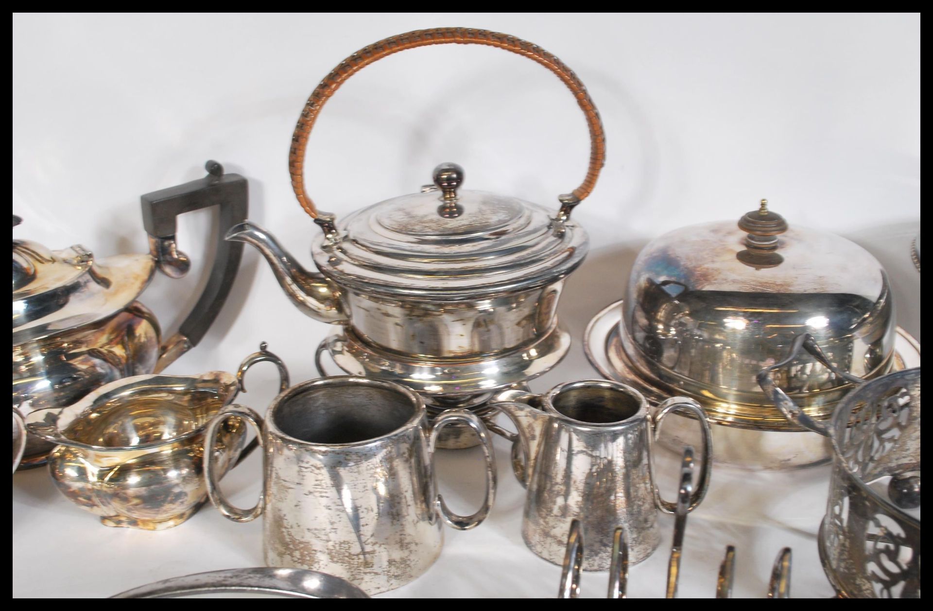 A collection of vintage early 20th Century silver plated items, to include a spirit kettle, toast - Bild 4 aus 5