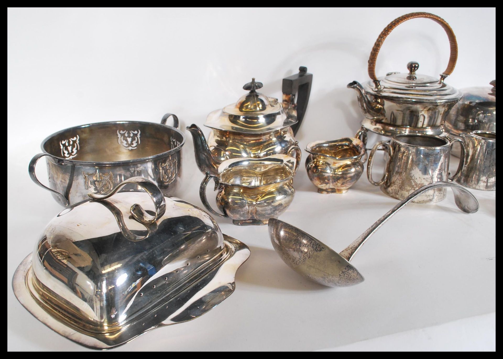 A collection of vintage early 20th Century silver plated items, to include a spirit kettle, toast - Bild 2 aus 5