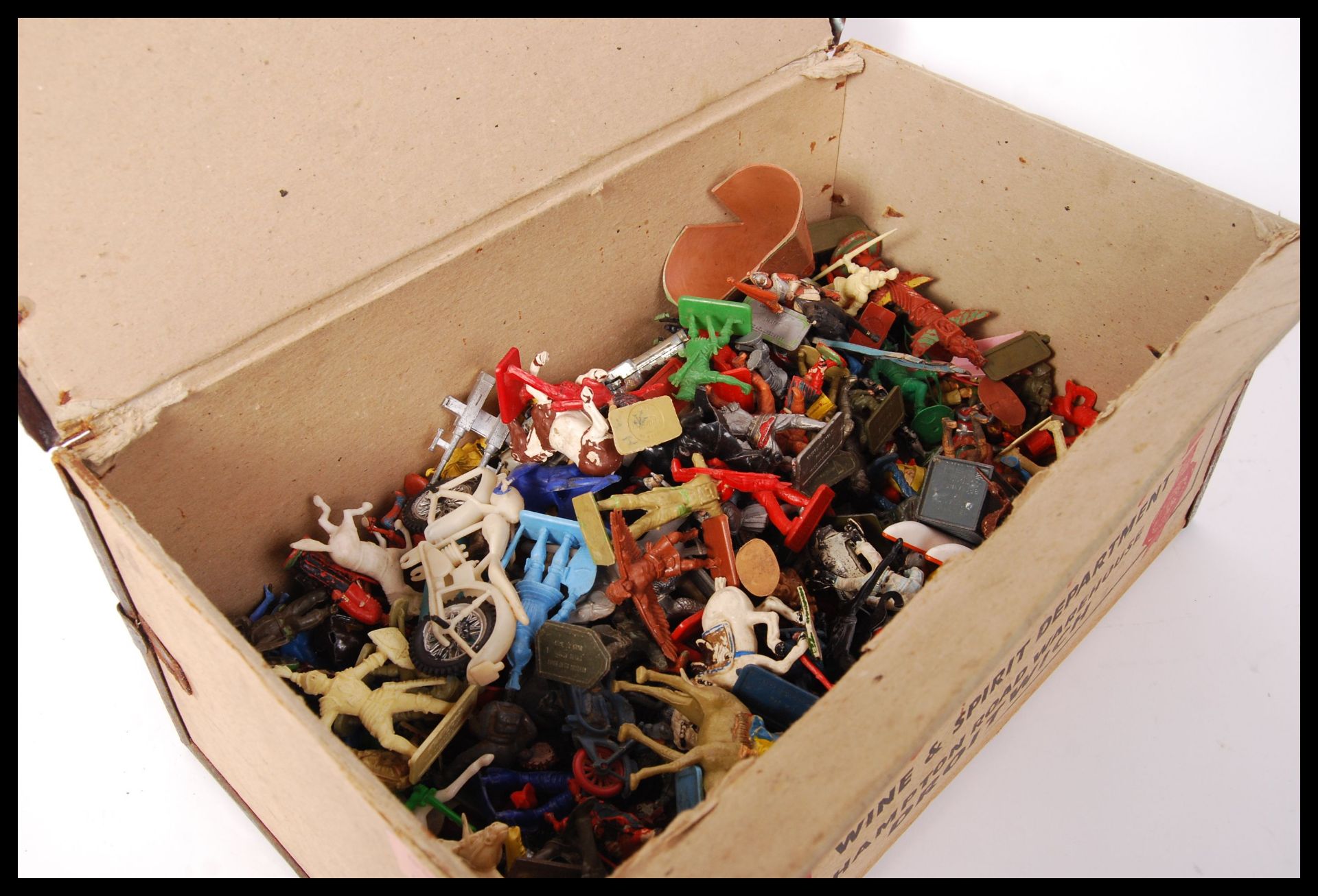 LARGE ASSORTED COLLECTION OF VINTAGE PLAYSET FIGURE TOYS