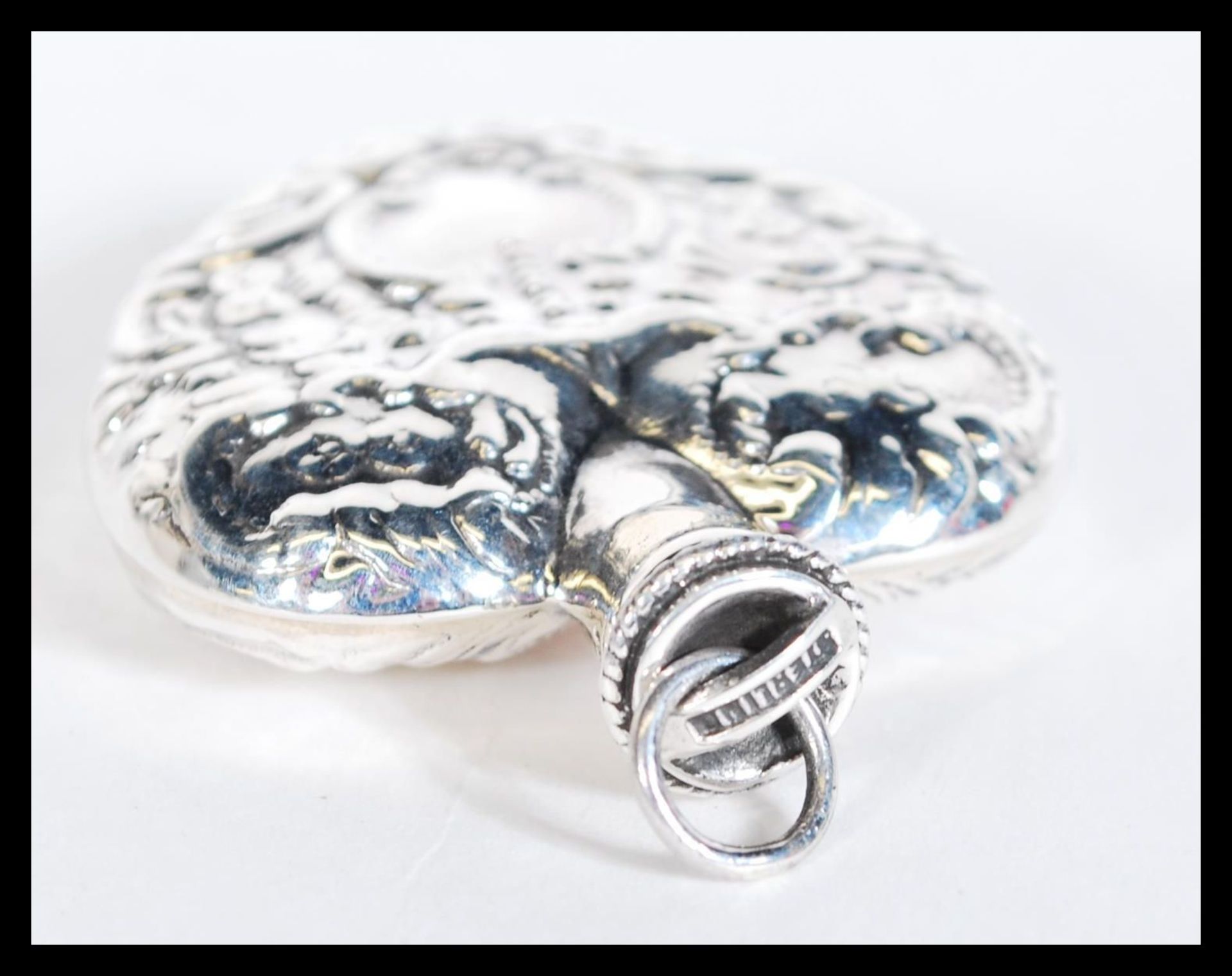A sterling silver perfume bottle in the form of a heart having scrolled decoration. Weighs 21 grams. - Bild 3 aus 4