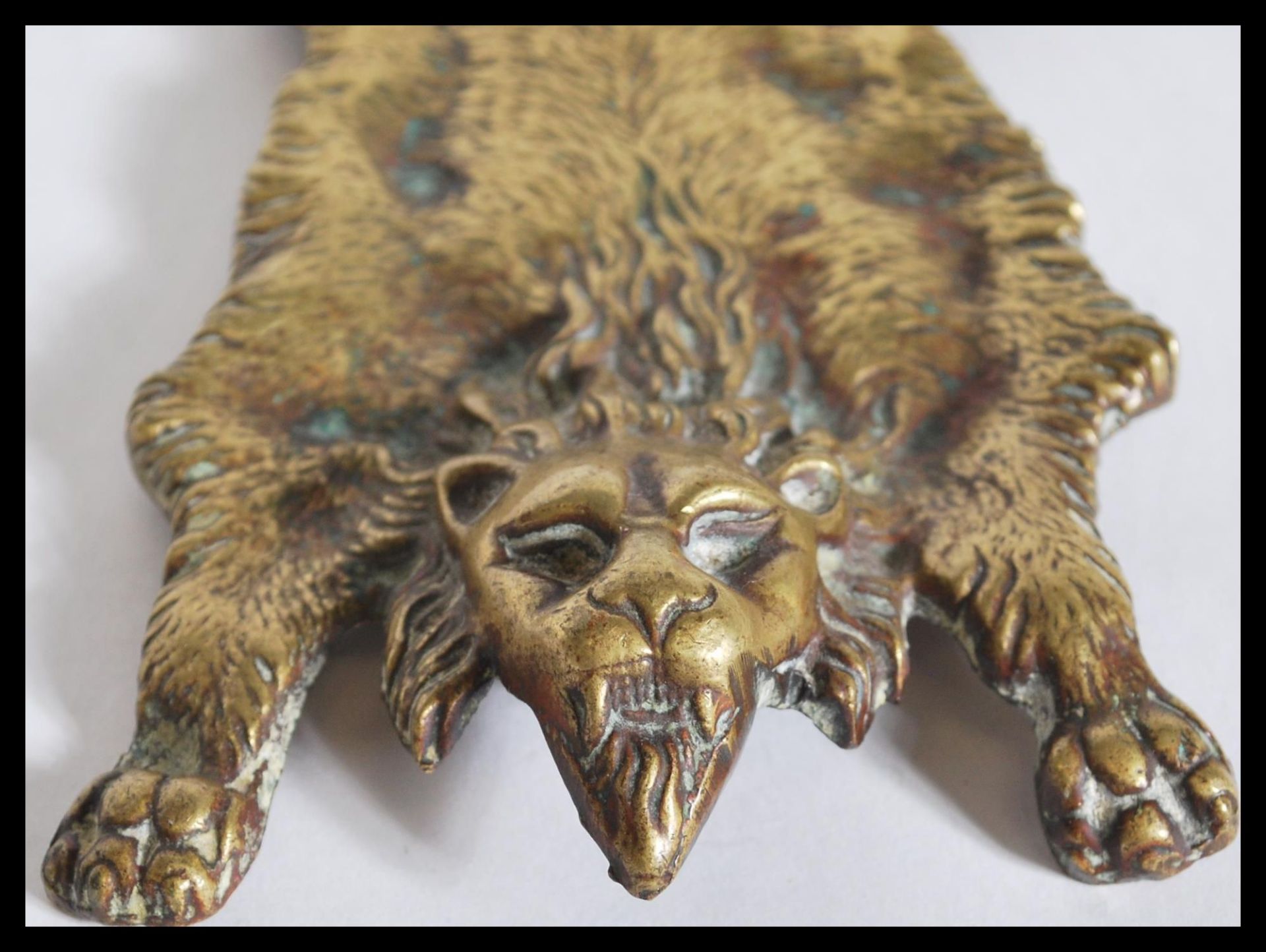 An early 20th Century gilt bronze figurine in the form of a lion carpet in the manner of Bergmann - Bild 2 aus 5