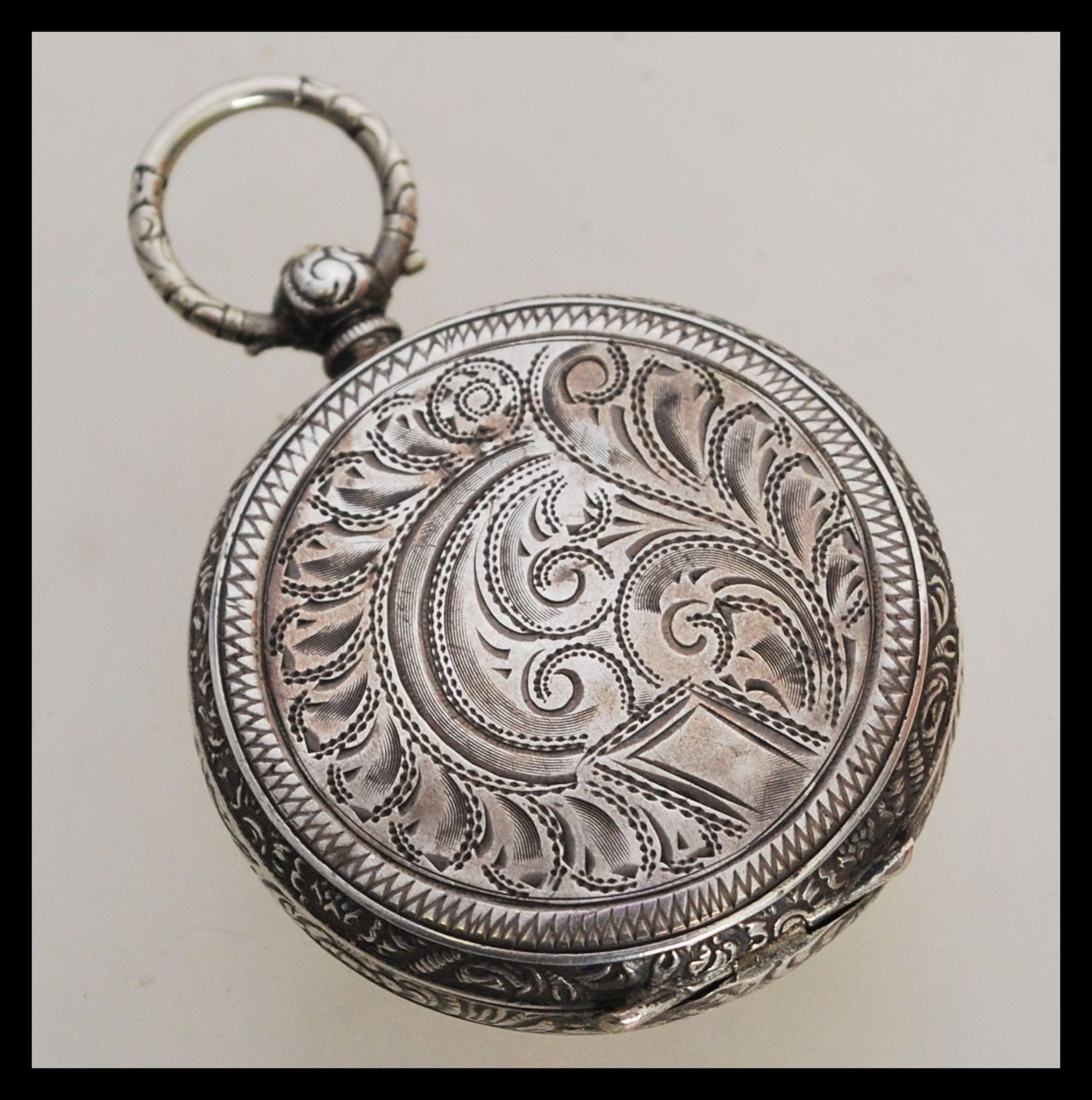 An early 20th Century continental silver fob pocket watch having engraved foliate decoration to - Bild 3 aus 6