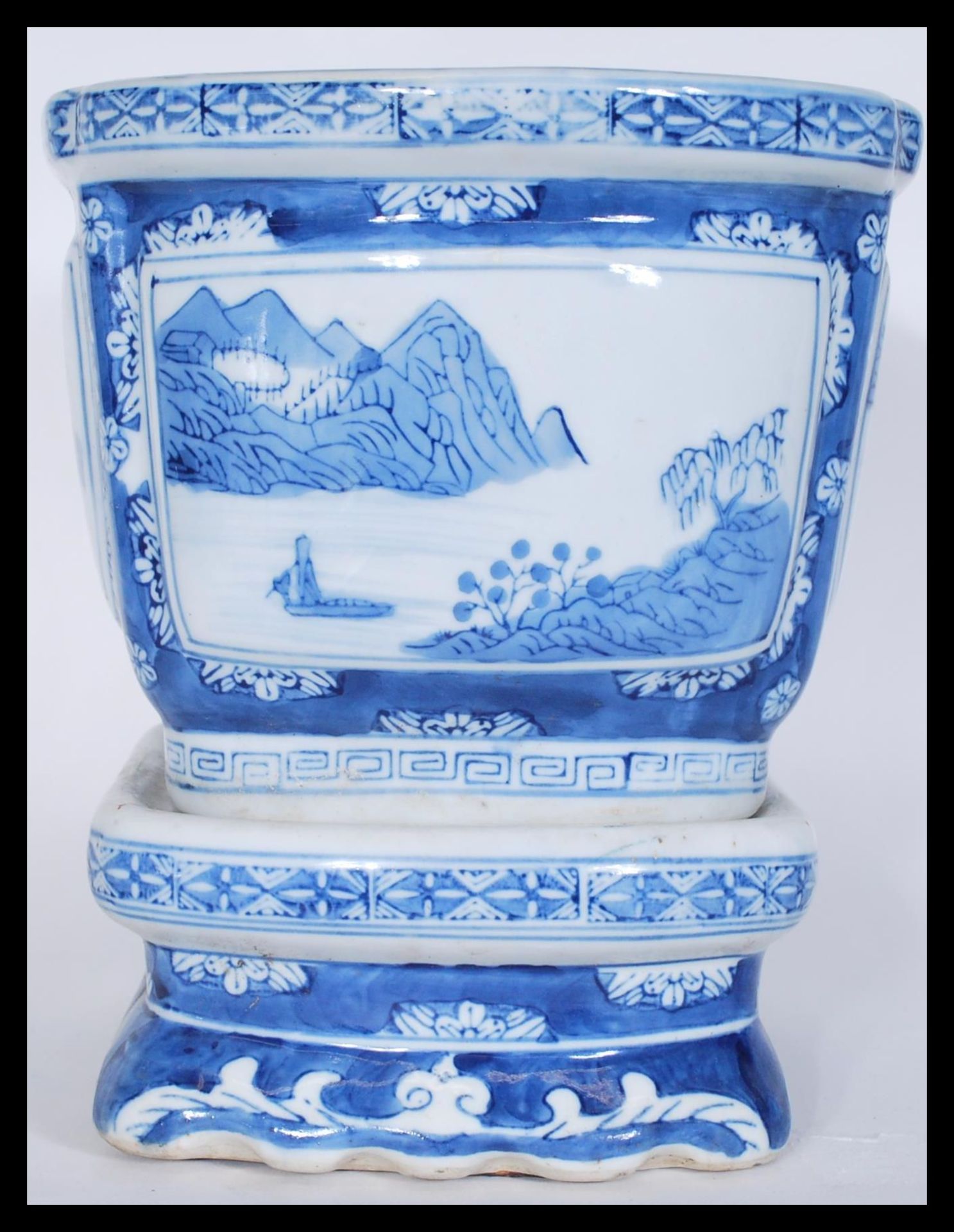 A late 19th / early 20th Century Chinese blue and white jardiniere planter on stand having hand - Bild 2 aus 5