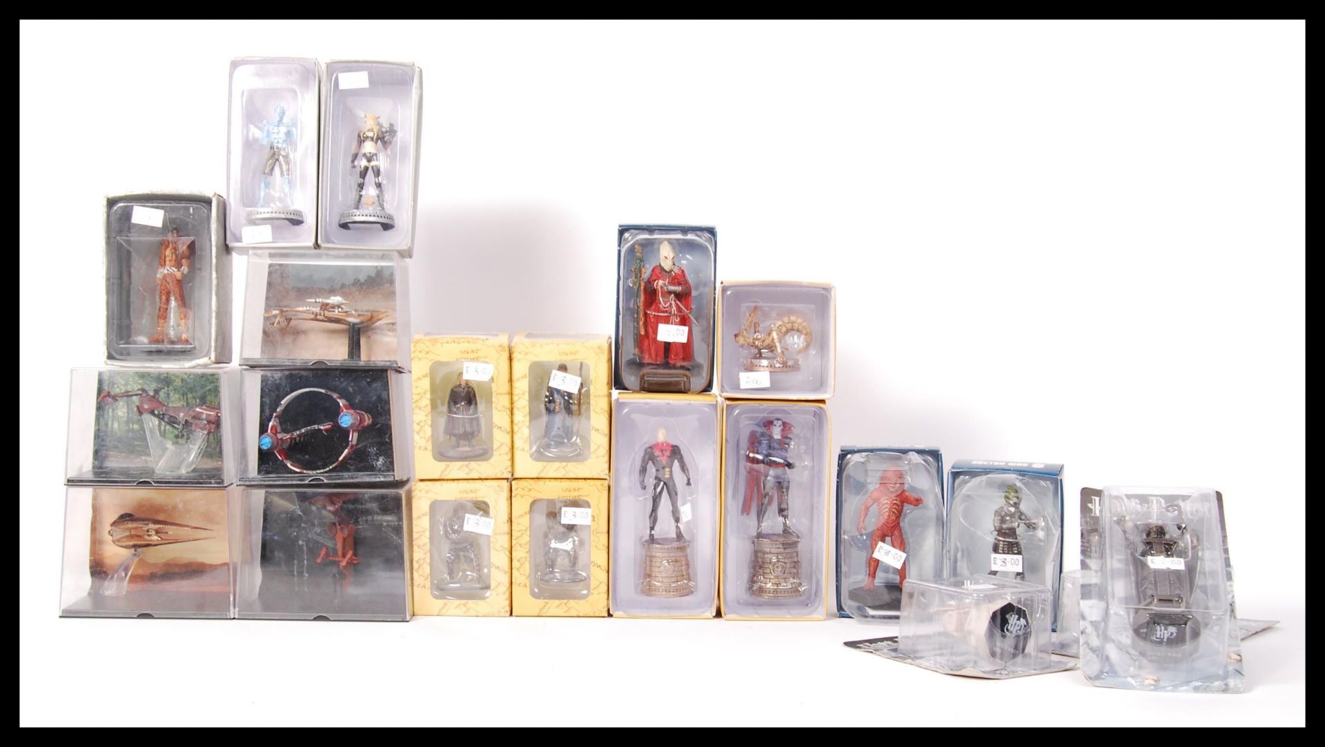 ASSORTED EAGLEMOSS OR SIMILAR GAME PIECES AND SCALE MODELS FIGURES