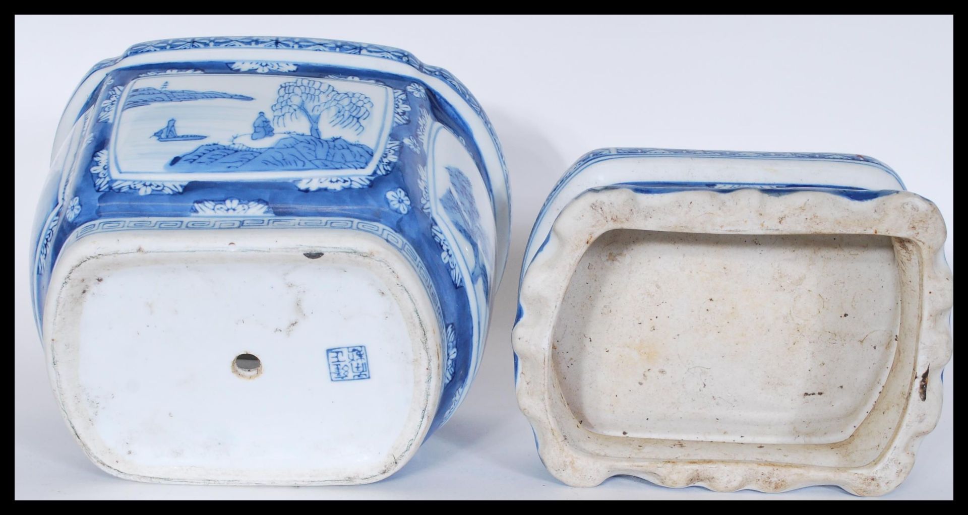 A late 19th / early 20th Century Chinese blue and white jardiniere planter on stand having hand - Bild 5 aus 5