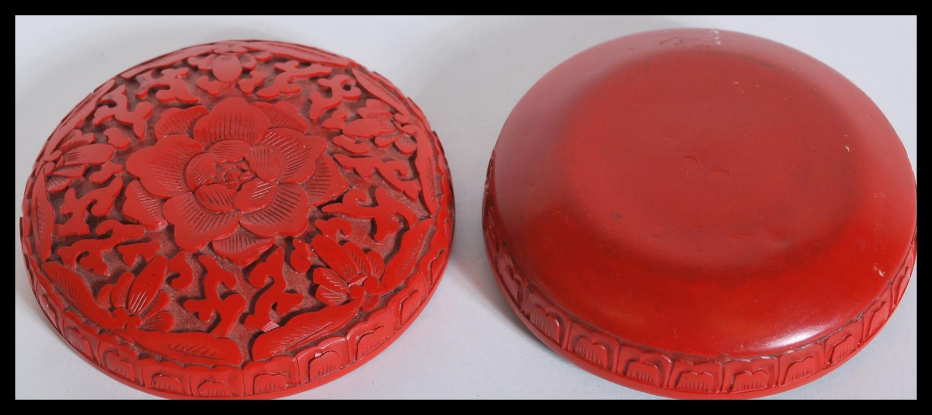 An early 20th Century Chinese Cinnabar lacquer power pot box of circular form having carved floral - Bild 4 aus 4