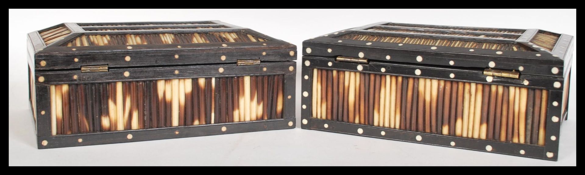 A pair of 19th Century Anglo Indian ebony and porcupine work boxes of sarcophagus form having - Bild 3 aus 5