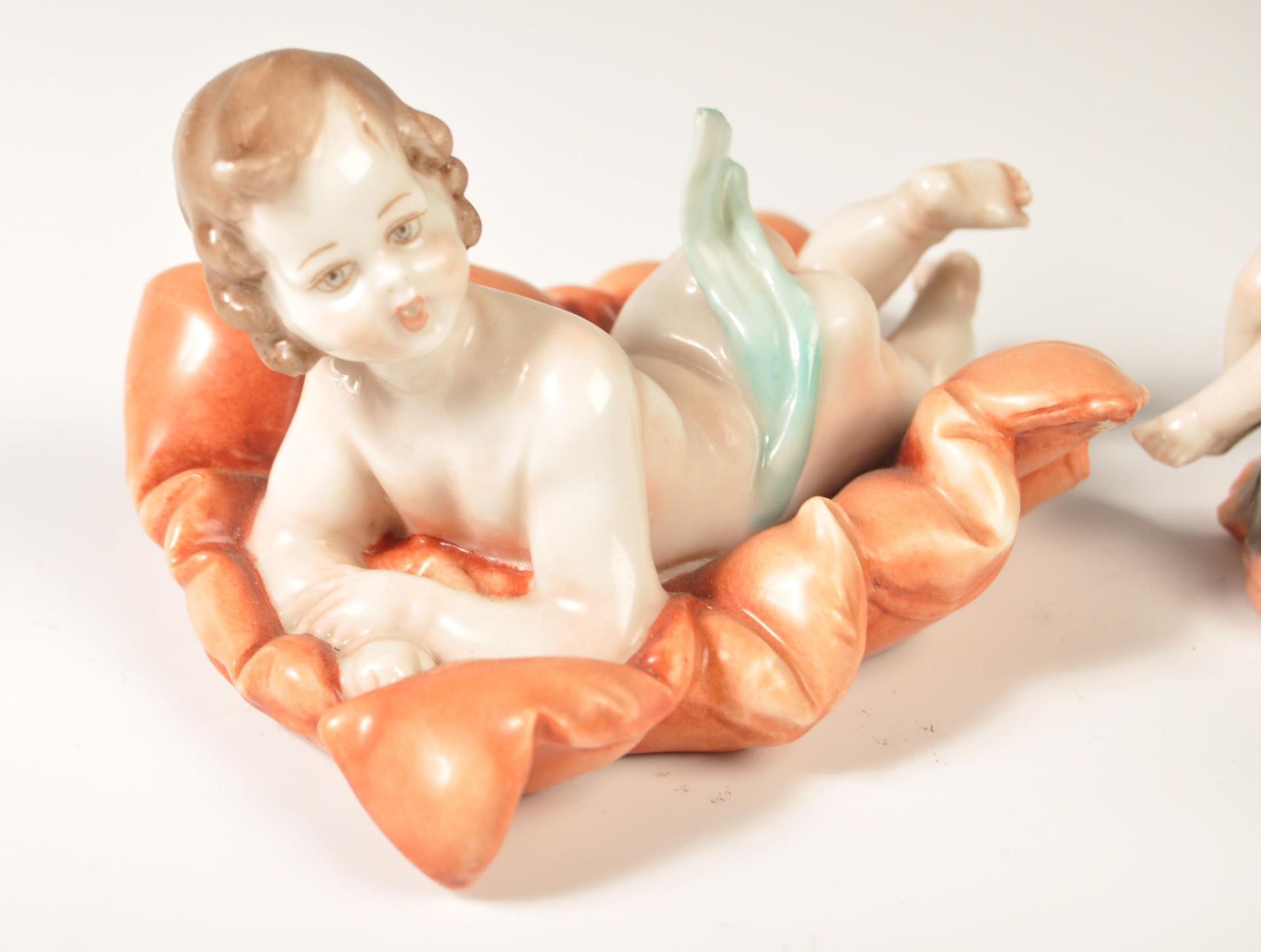 A COLLECTION OF FINE PORCELAIN CHERUB PUTTI FIGURINES - Bild 2 aus 6