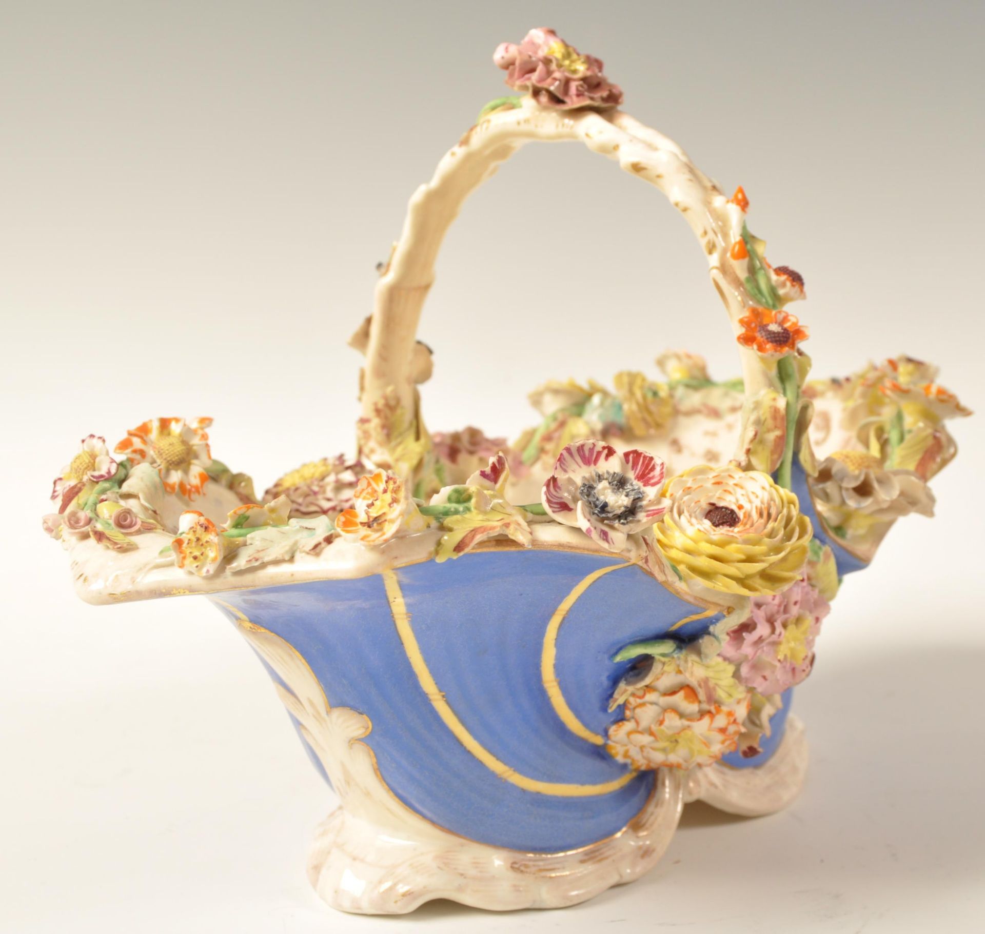 19TH CENTURY COALPORT PORCELAIN FLORAL ENCRUSTED BON BON BASKET - Bild 3 aus 5