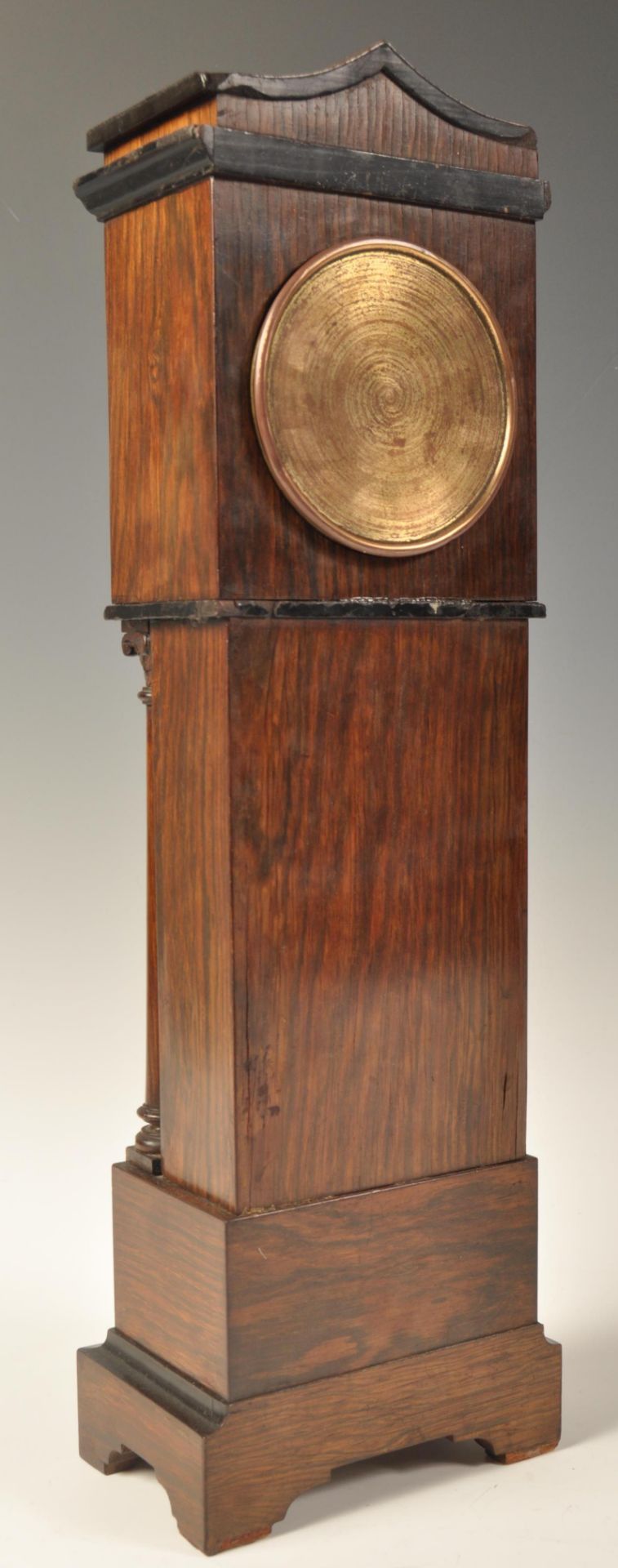 19TH CENTURY ENGLISH MINIATURE ROSEWOOD LONGVASE MANTEL CLOCK. - Bild 4 aus 5