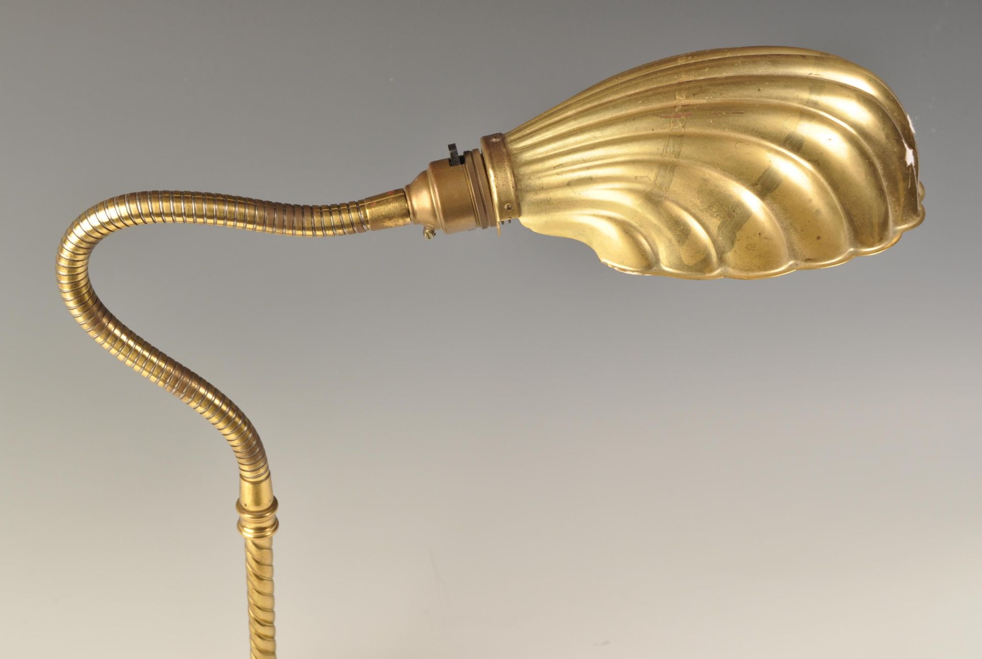 1920'S GILT METAL GOOSE NECK BANKERS LAMP - Bild 3 aus 4