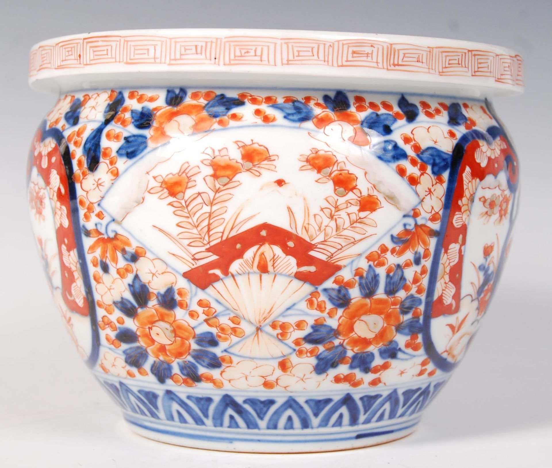 19TH CENTURY CHINESE IMARI PATTERN JARDINIERE PLANT POT - Bild 2 aus 6