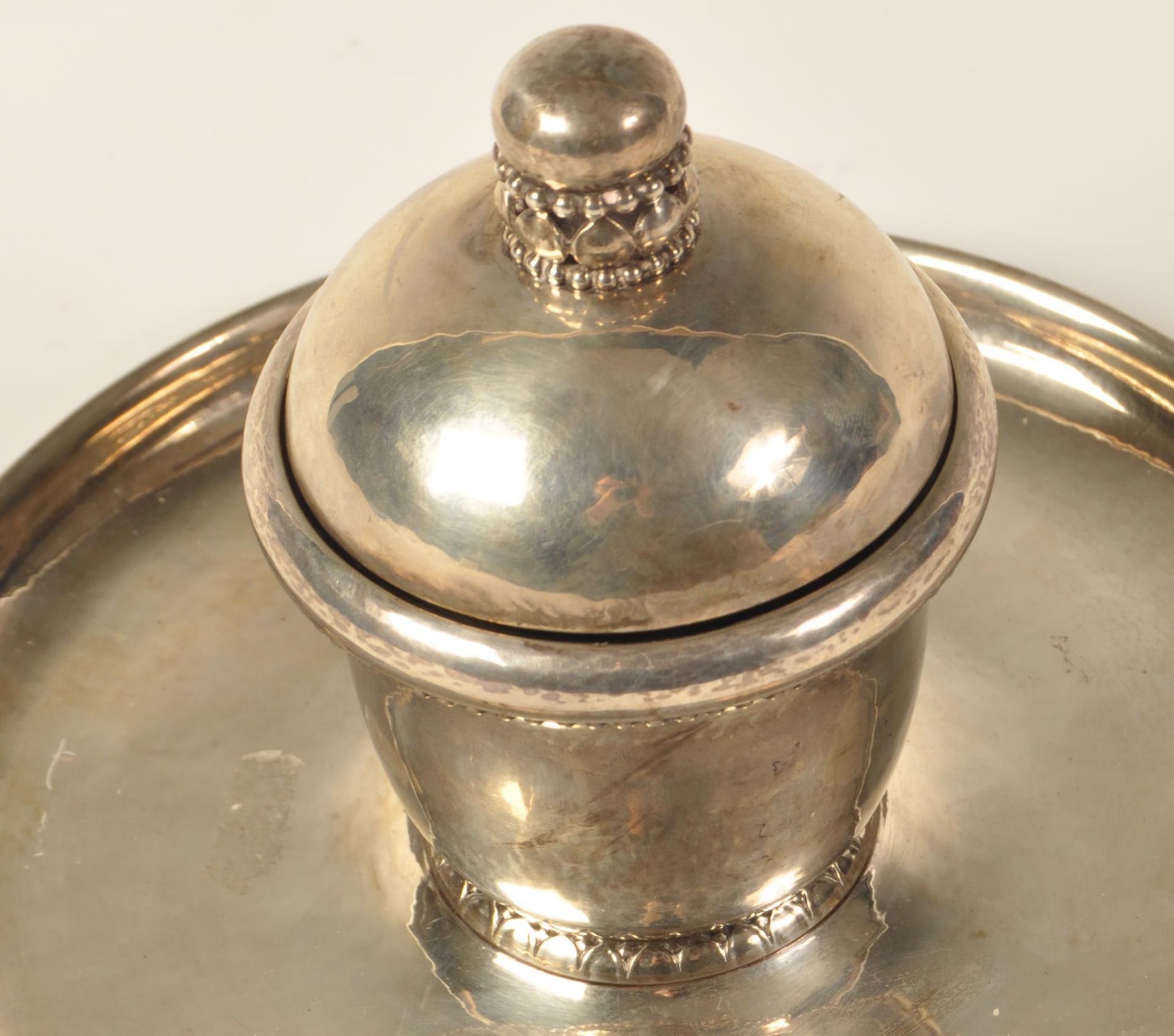 GEORG JENSEN SILVER CAPSTAN INKWELL RAISED ON CIRCULAR BASE - Bild 2 aus 7