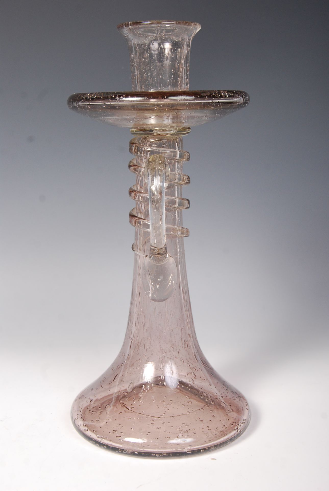 A 17TH CENTURY ENGLISH LARGE HAND BLOWN SODA LASS CHAMBERSTICK - Bild 6 aus 7