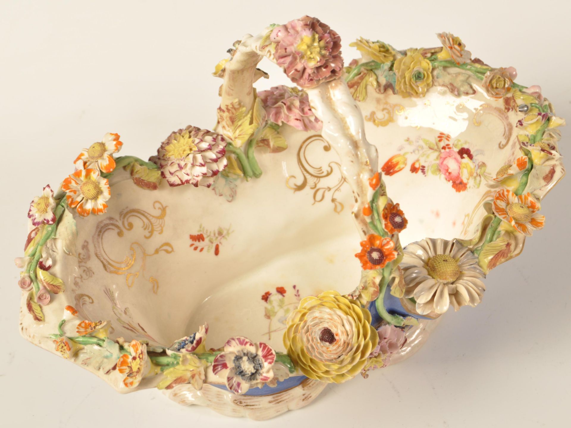 19TH CENTURY COALPORT PORCELAIN FLORAL ENCRUSTED BON BON BASKET - Bild 4 aus 5