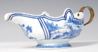 AN 18TH CENTURY CHINESE QIANLONG PERIOD BLUE AND WHITE SAUCE BOAT