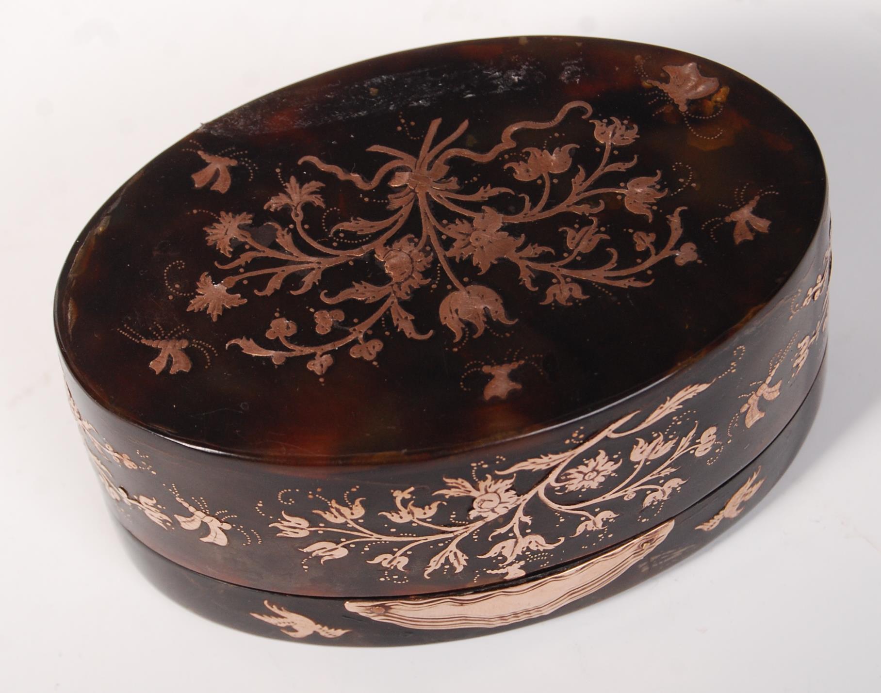 18TH CENTURY ITALIAN (NAPLES) TORTOISESHELL AND GOLD INLAID SNUFF BOX - Image 4 of 5