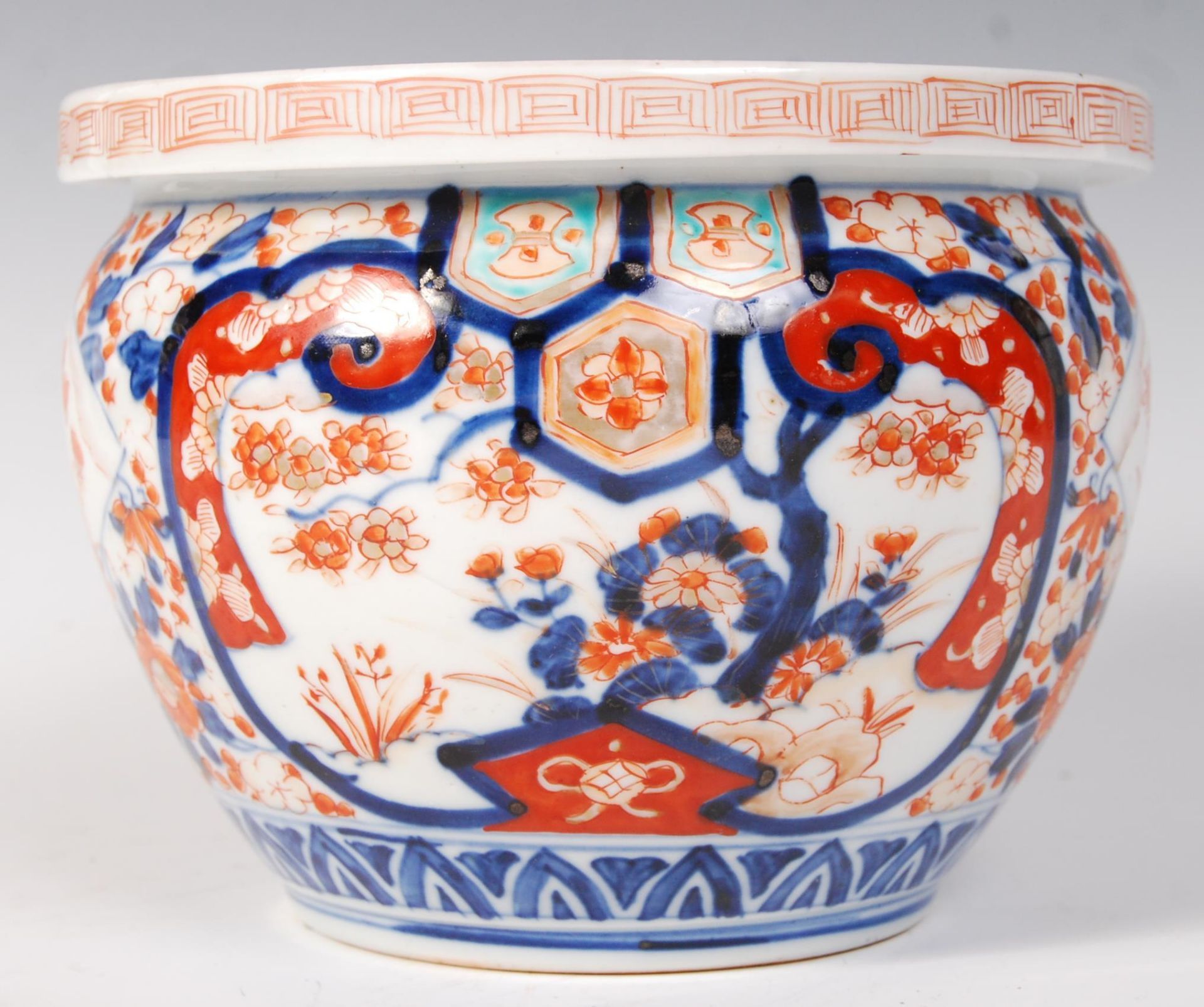 19TH CENTURY CHINESE IMARI PATTERN JARDINIERE PLANT POT - Bild 3 aus 6