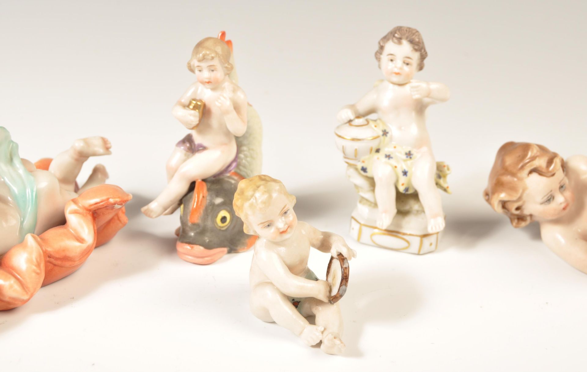 A COLLECTION OF FINE PORCELAIN CHERUB PUTTI FIGURINES - Bild 3 aus 6