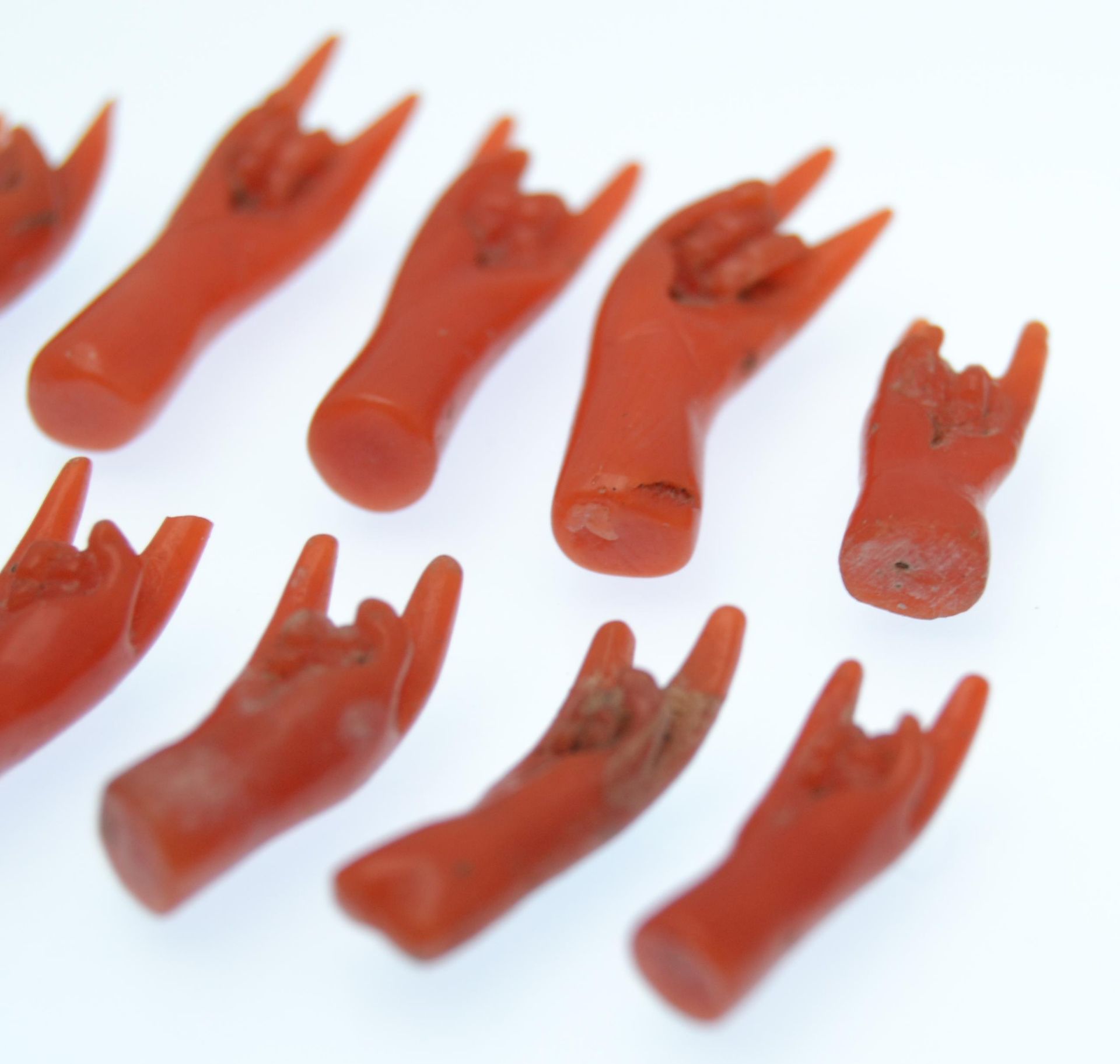 A collection of Victorian coral hands ranging in size from approx 8mm -13mm. - Bild 3 aus 3