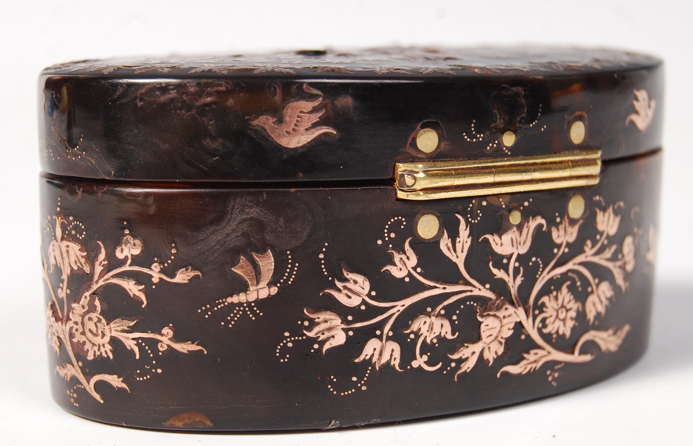 18TH CENTURY ITALIAN (NAPLES) TORTOISESHELL AND GOLD INLAID SNUFF BOX