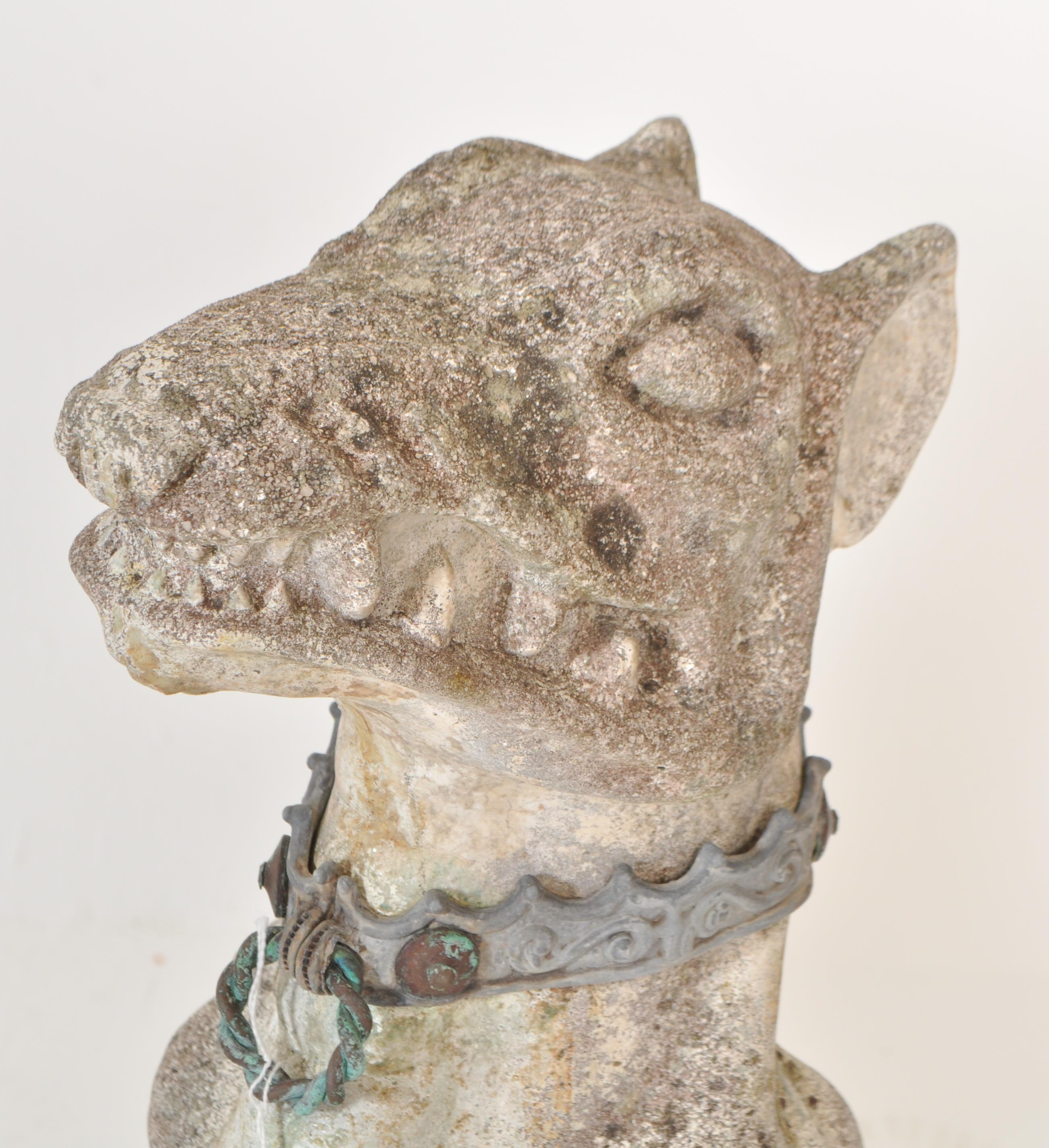 PAIR WEATHERED 20TH CENTURY STONE GROTESQUE GARDEN STATUE DOGS - Bild 3 aus 7