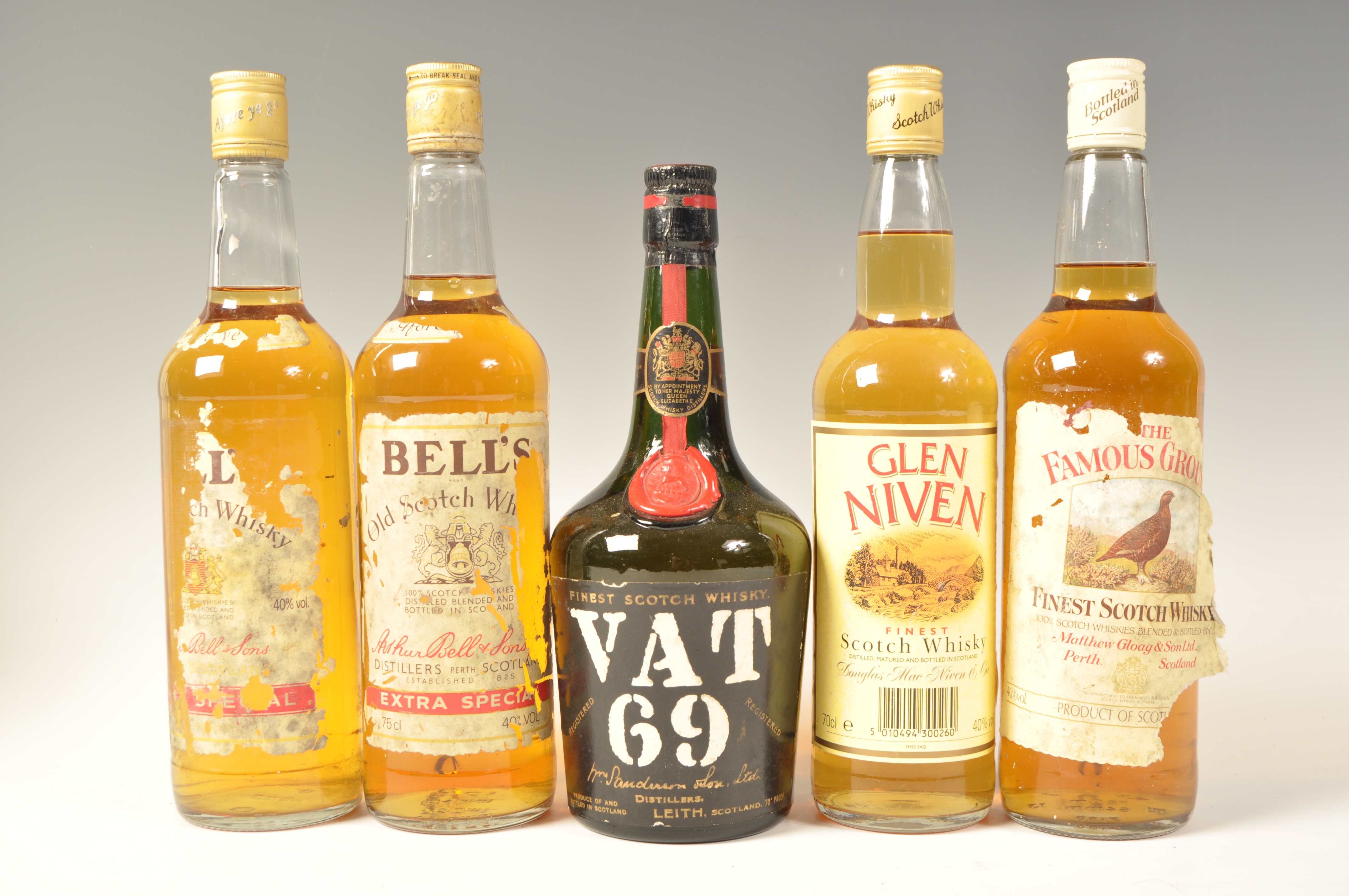 A COLLECTION OF WHISKY TO INCLUDE VAT 69, GLEN NIVEN ETC