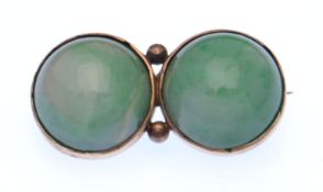 EARLY 20TH CENTURY GOLD AND JADE CABOCHON TO STONE BROOCH