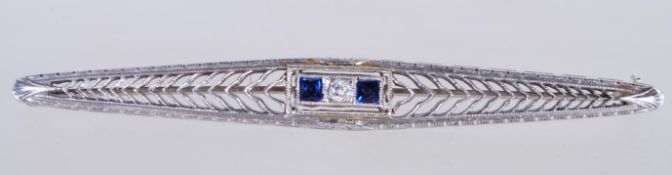A 14ct WHITE GOLD, SAPPHIRE AND DIAMOND LADIES BAR BROOCH