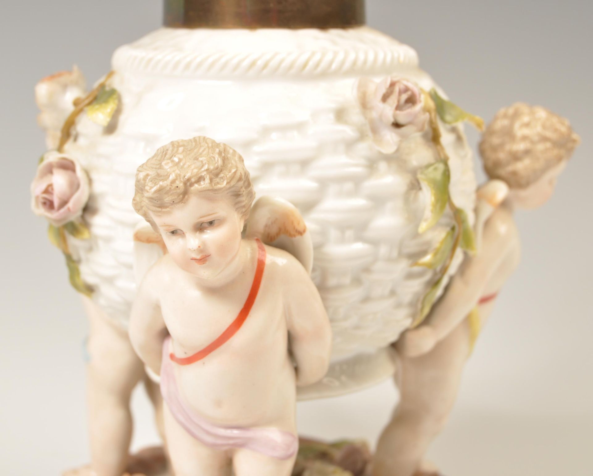 19TH CENTURY SITZENDORF PORCELAIN CHERUB / PUTTI OIL LAMP - Bild 4 aus 6