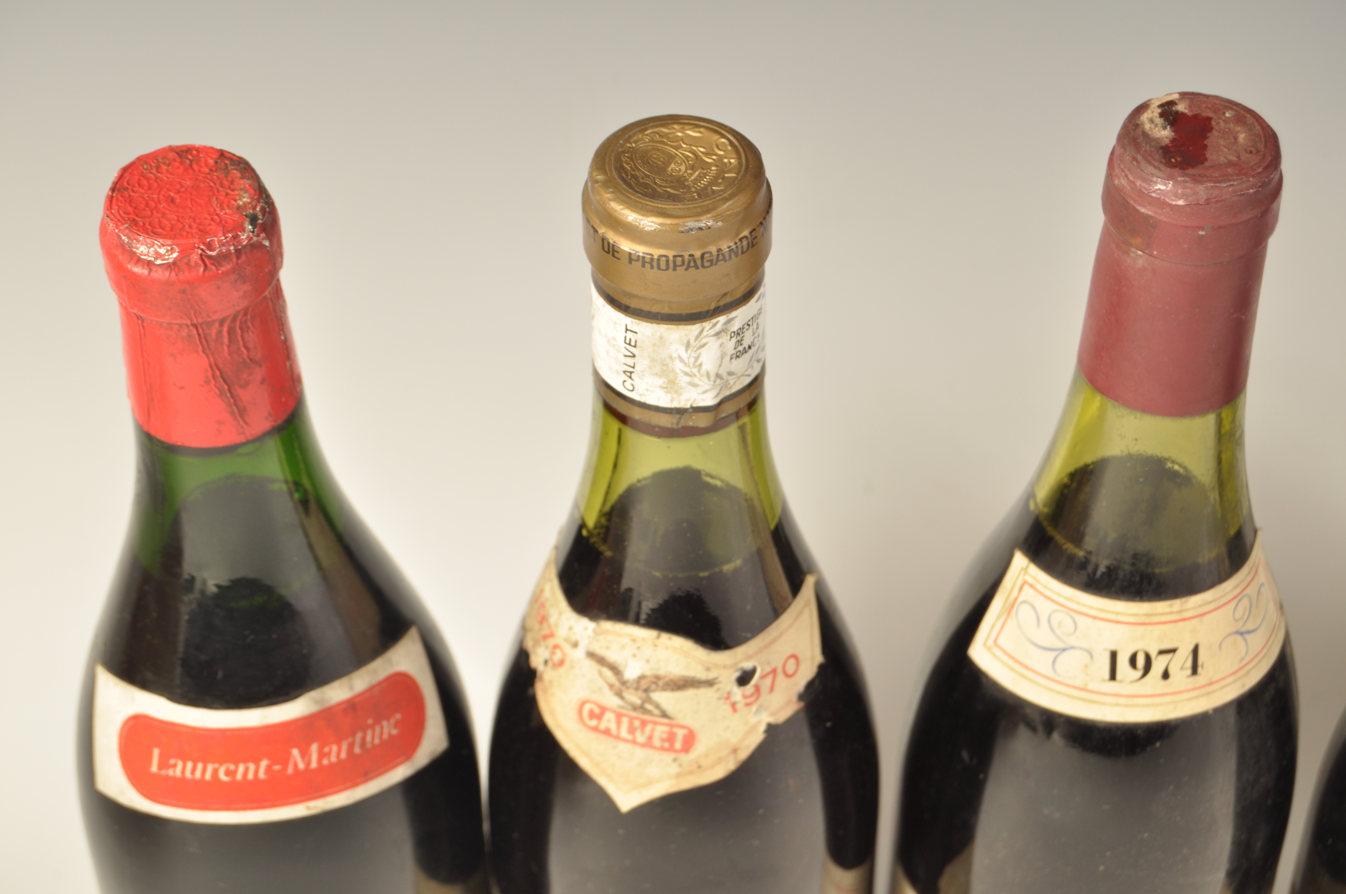 COLLECTION OF VINTAGE RED WINES TO INCLUDE CALVET, CHATEAU LA SERRE ETC - Bild 2 aus 4