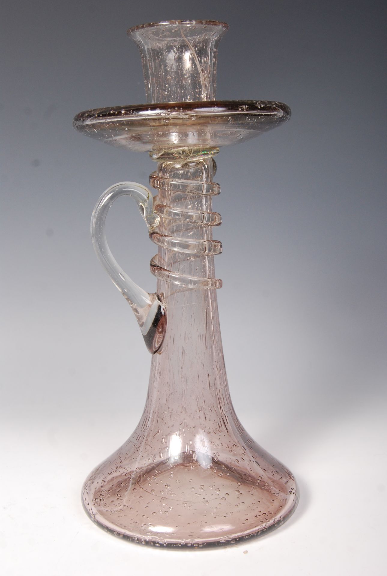 A 17TH CENTURY ENGLISH LARGE HAND BLOWN SODA LASS CHAMBERSTICK - Bild 5 aus 7