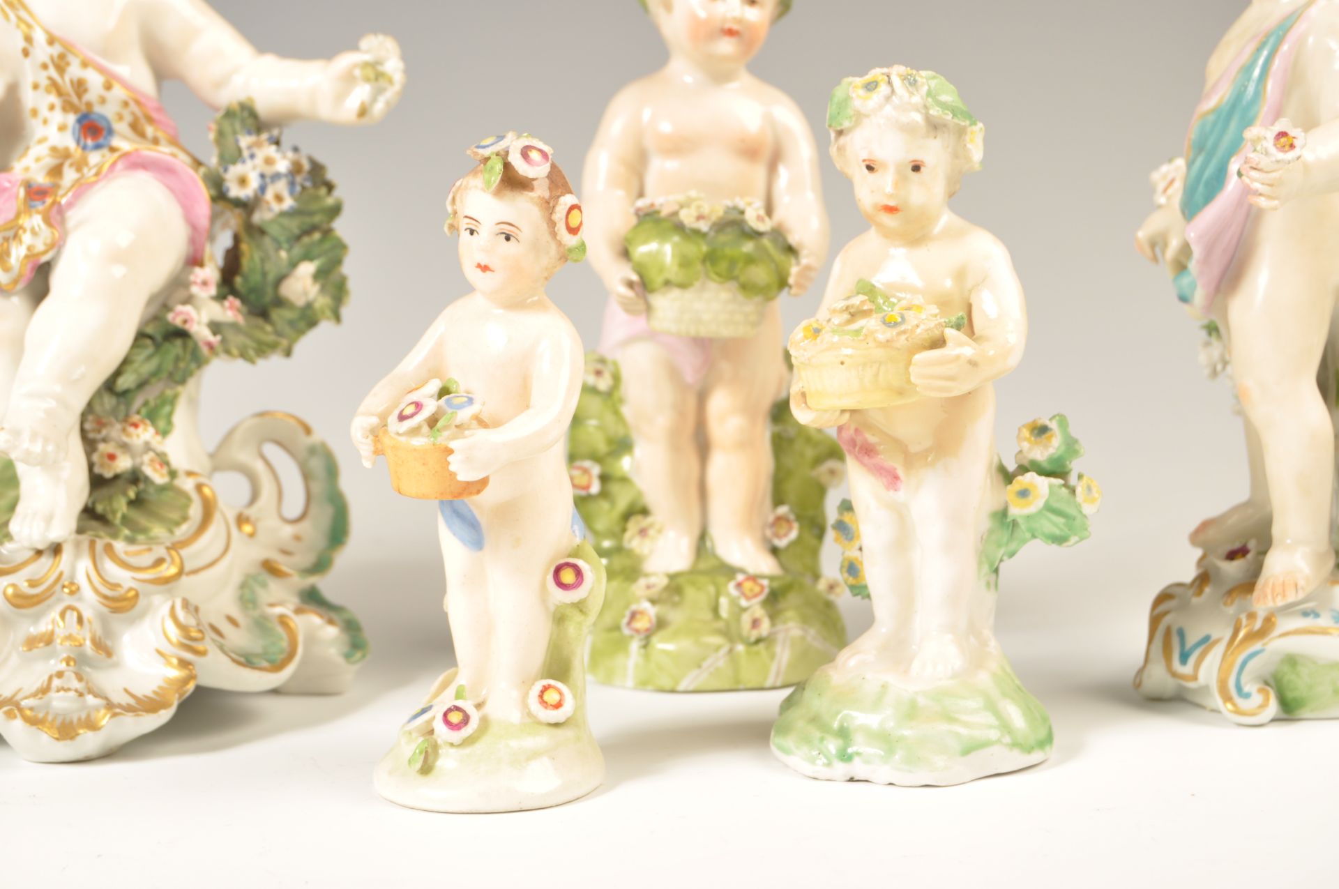 COLLECTION OF 19TH CENTURY PORCELAIN FIGURES OF CHERUBS PUTTI - Bild 3 aus 8